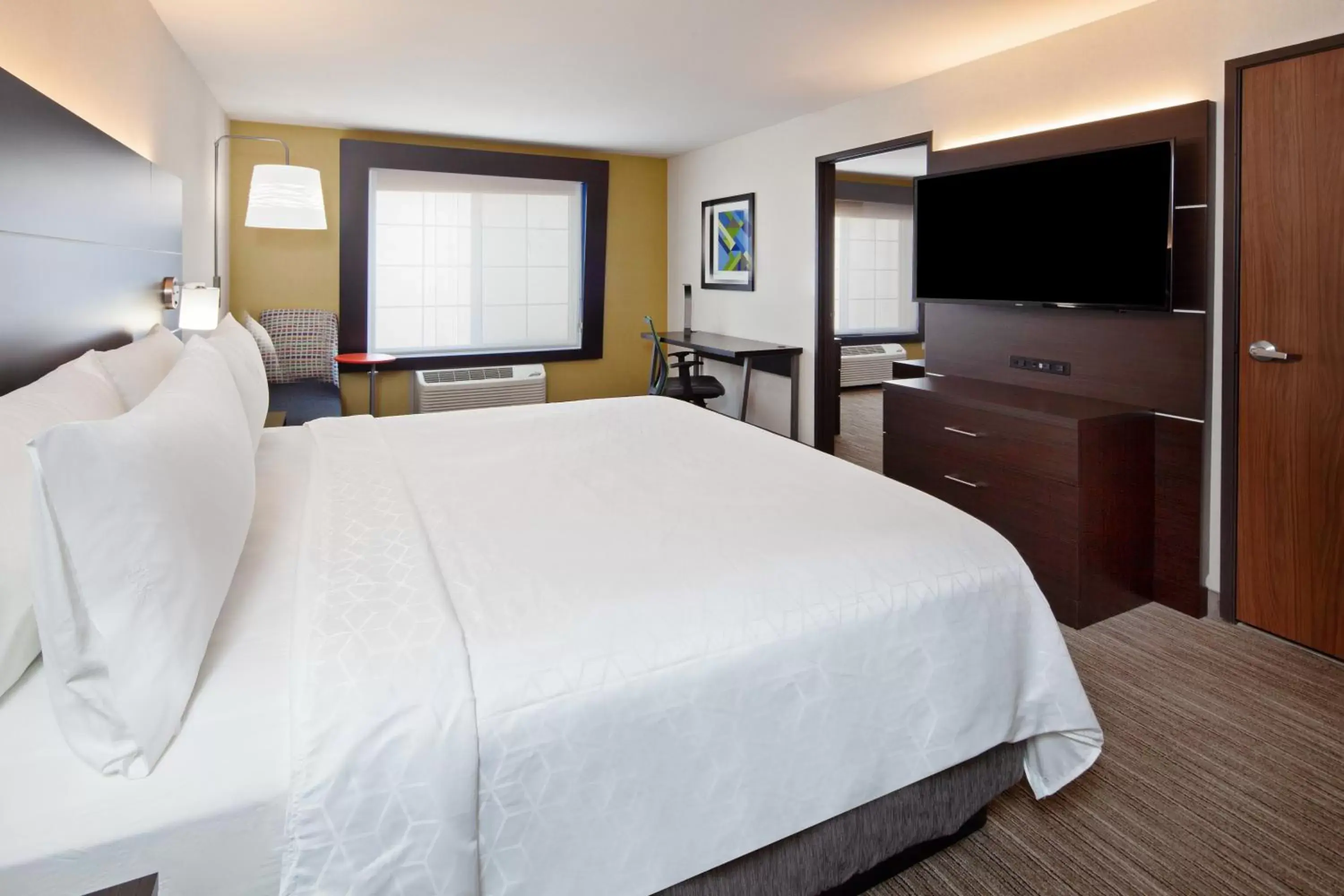 Bedroom, Bed in Holiday Inn Express & Suites Oakland - Airport, an IHG Hotel