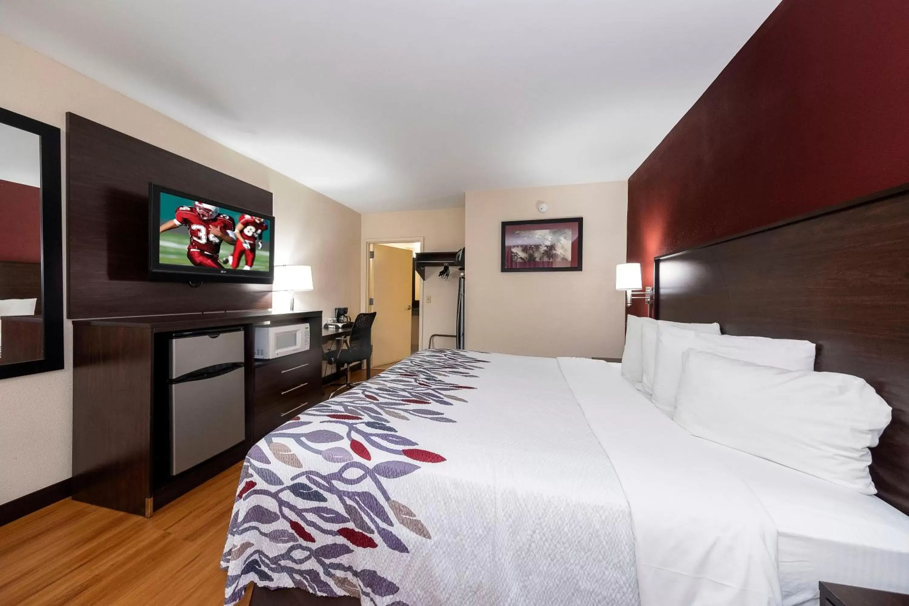 Photo of the whole room, Bed in Red Roof Inn Bordentown - McGuire AFB