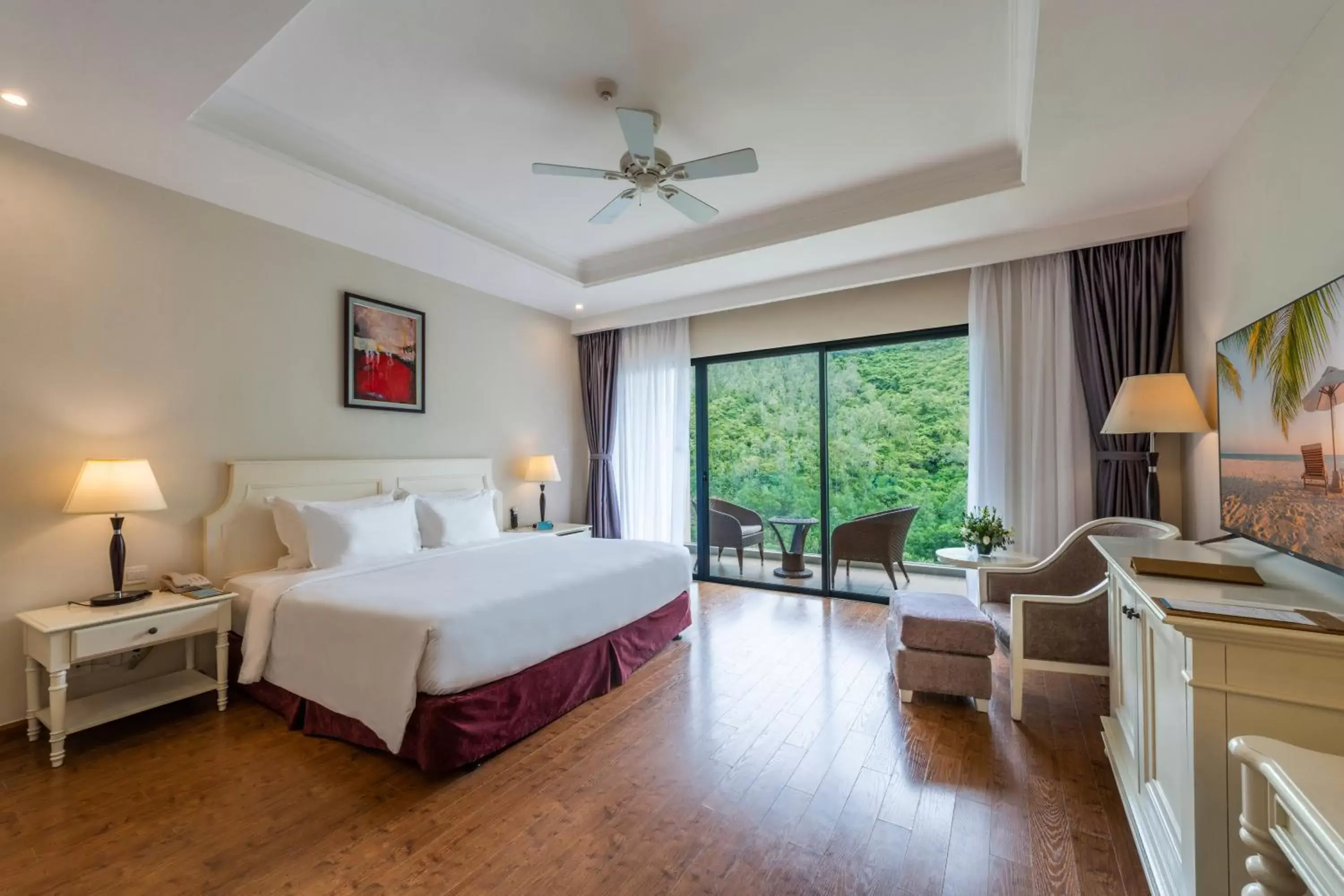Deluxe King Bed in Vinpearl Resort & Spa Nha Trang Bay Deluxe King Bed in Vinpearl Resort & Spa Nha Trang Bay