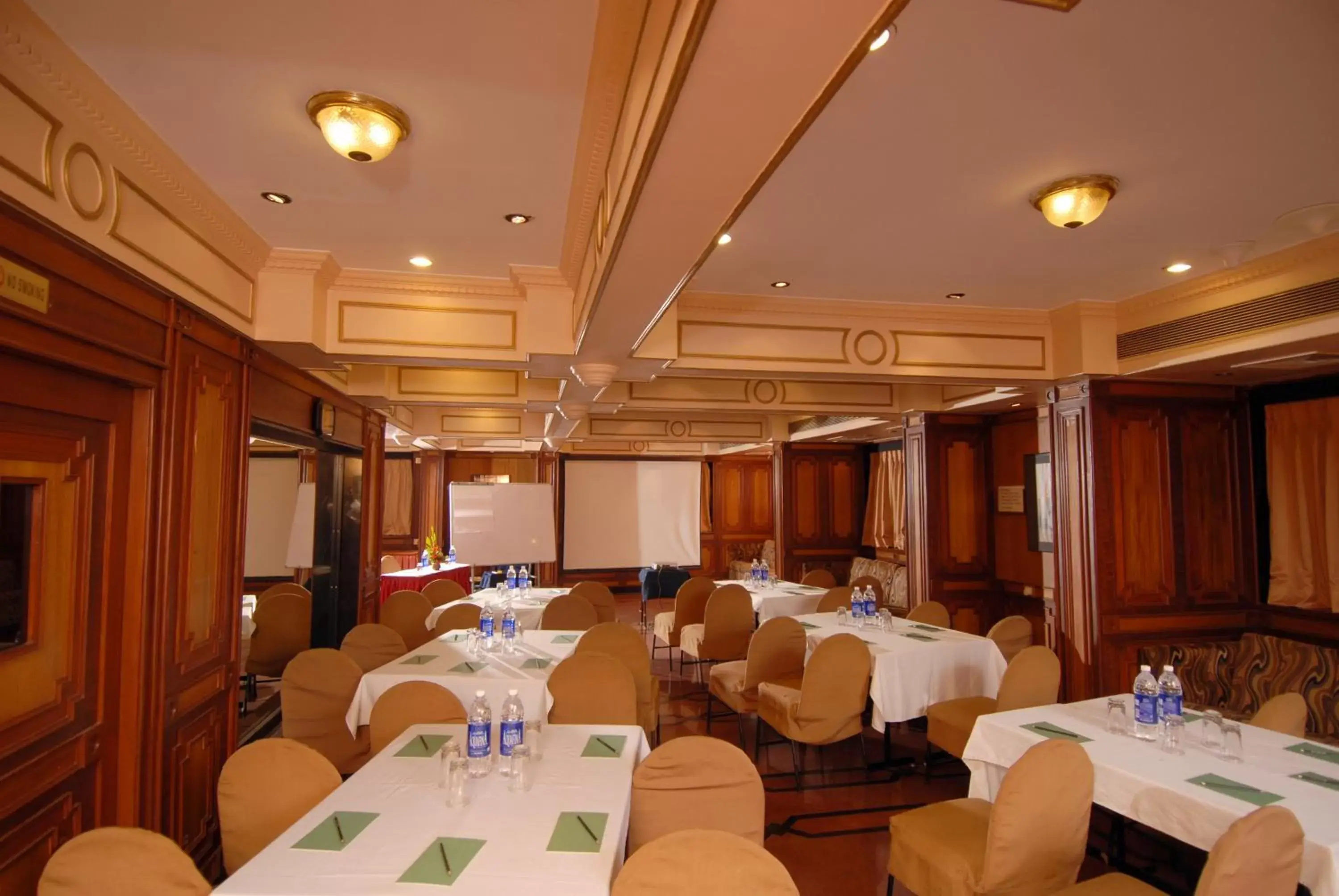 Business facilities, Restaurant/Places to Eat in Hotel Park View, Mumbai