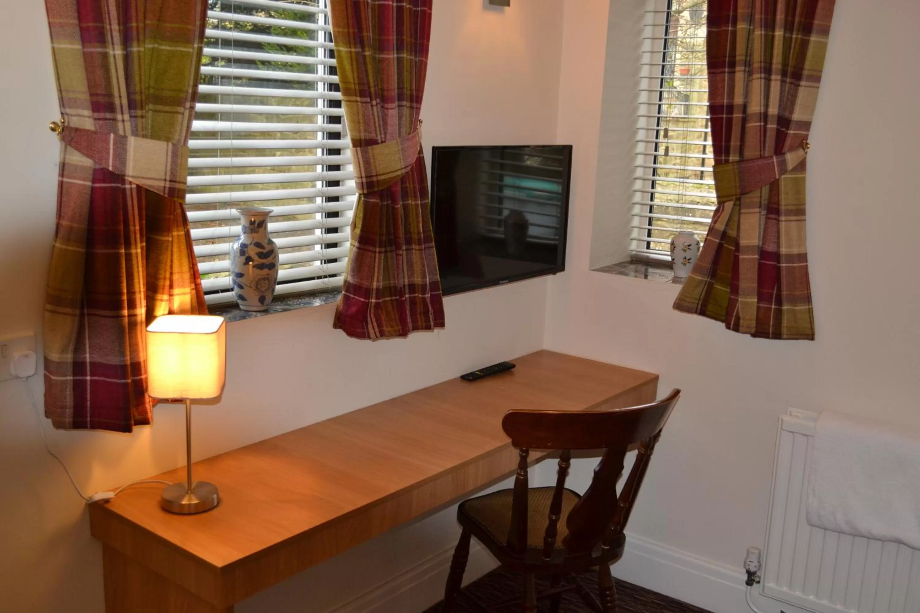 TV/Entertainment Center in Oak Tree Inn