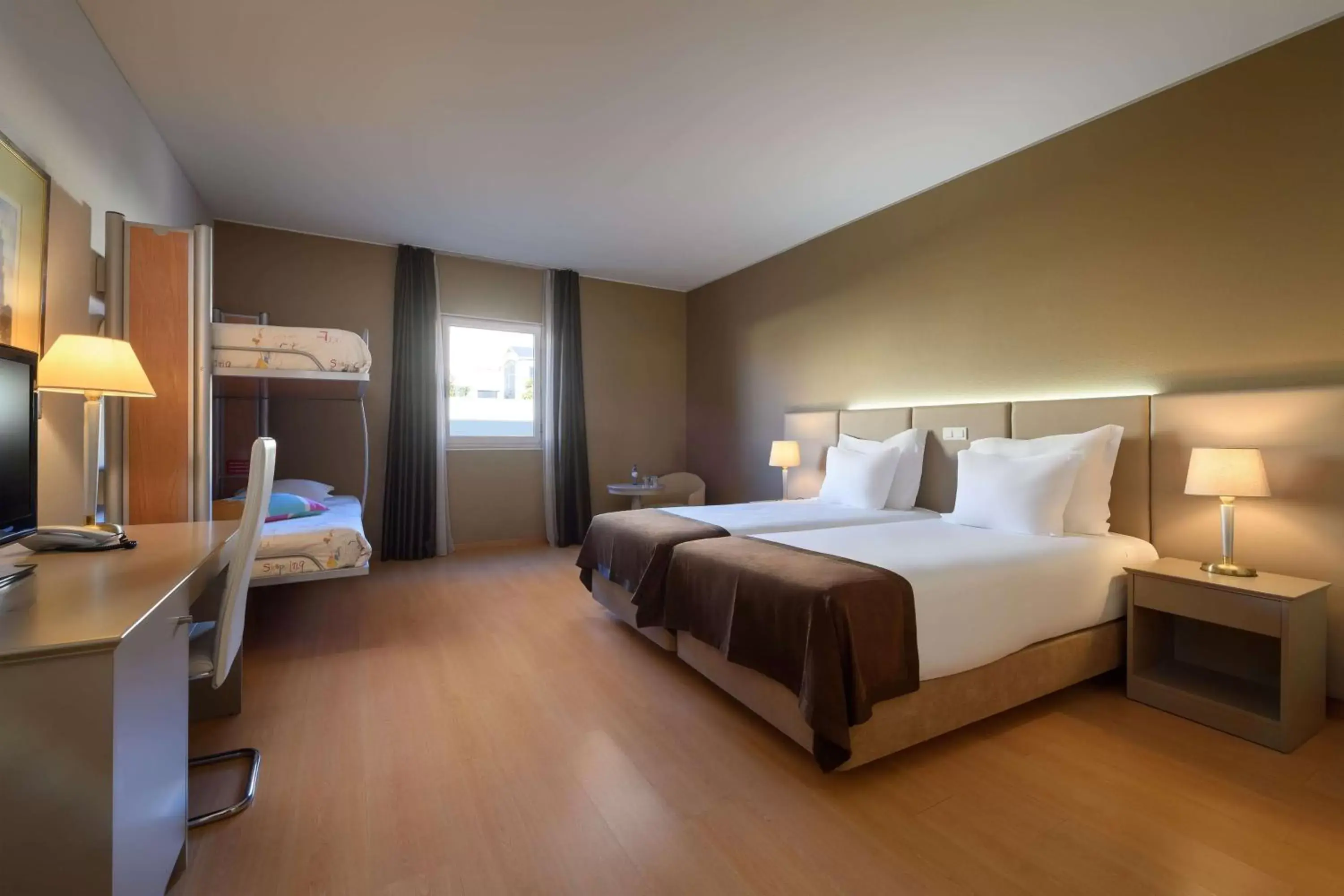 Photo of the whole room, Bed in TRYP by Wyndham Porto Centro Hotel