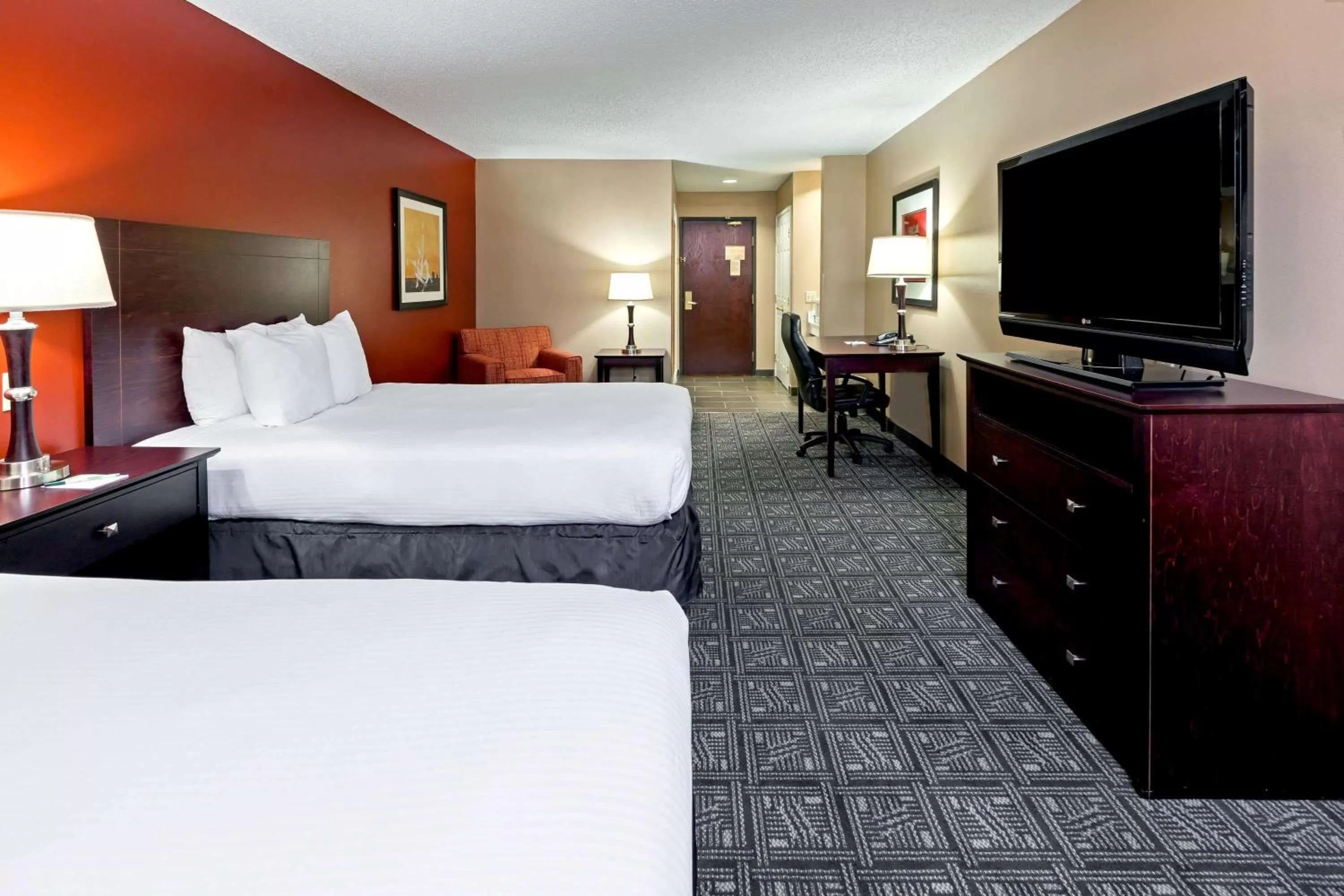 Queen Room with Two Queen Beds and Bath Tub - Mobility/Hearing Accessible - Non-Smoking in Wingate by Wyndham Dallas/Las Colinas