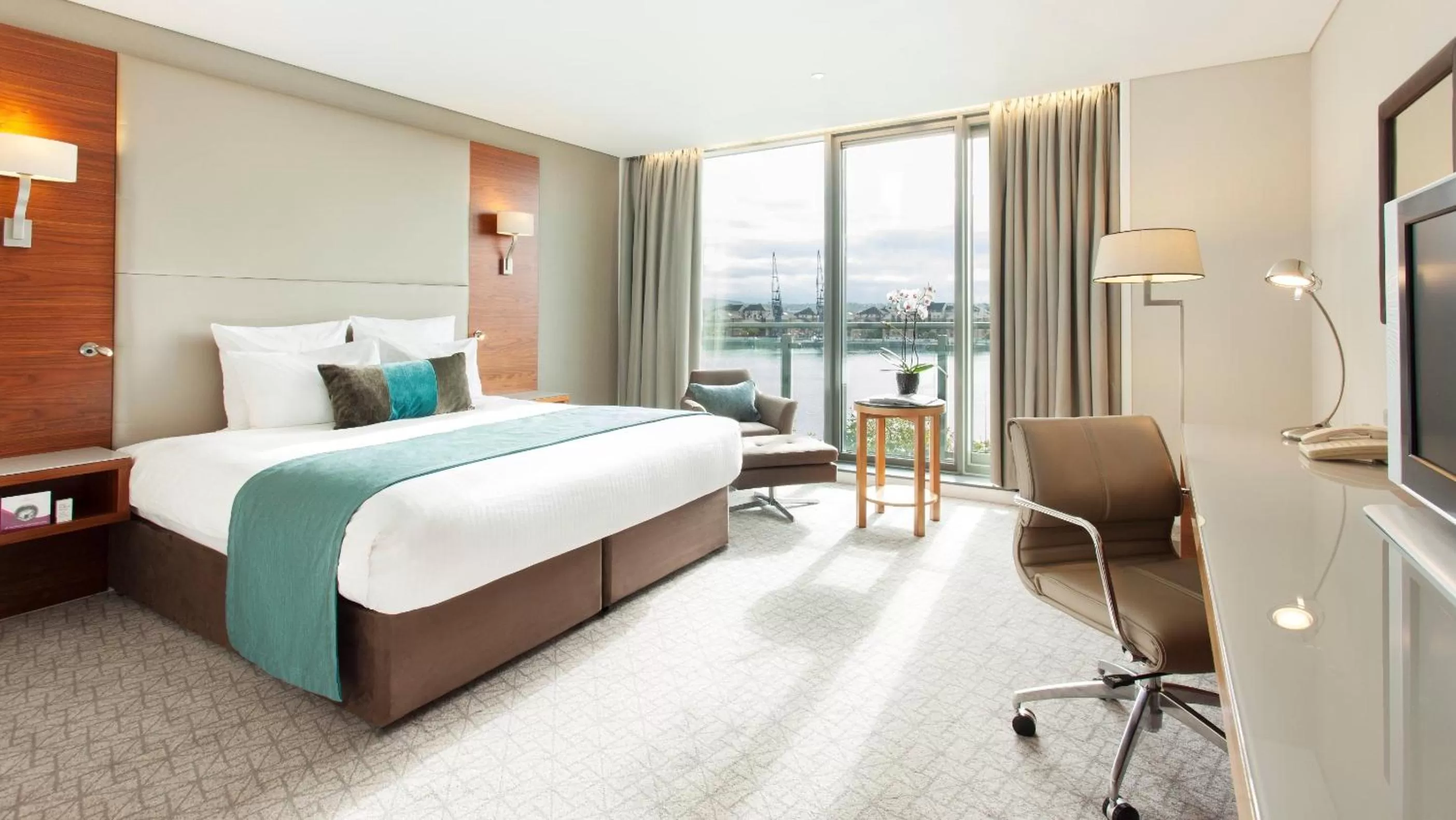 Photo of the whole room, Bed in Crowne Plaza London - Docklands by IHG
