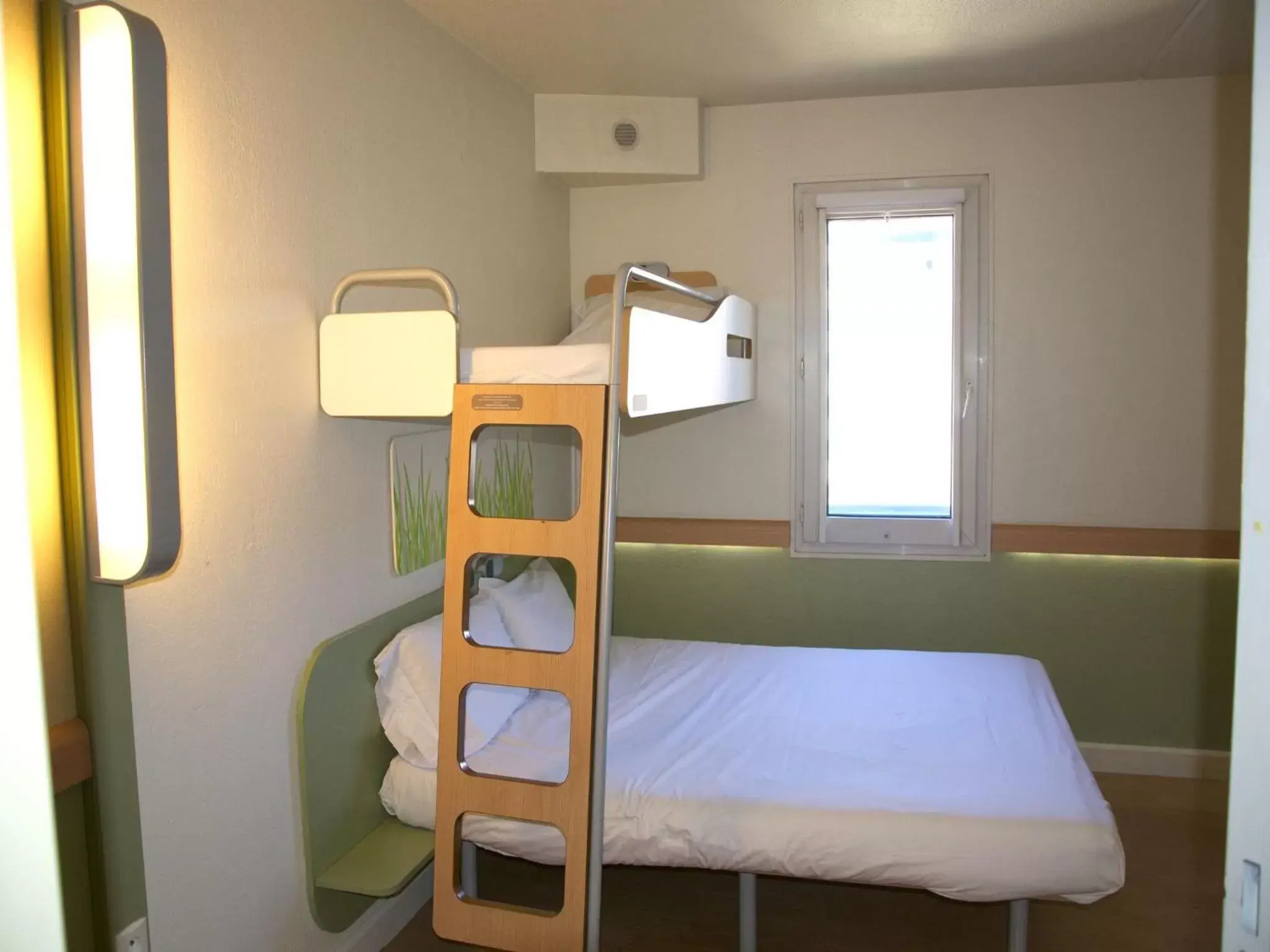 Photo of the whole room, Bunk Bed in Ibis Budget Toulon Centre
