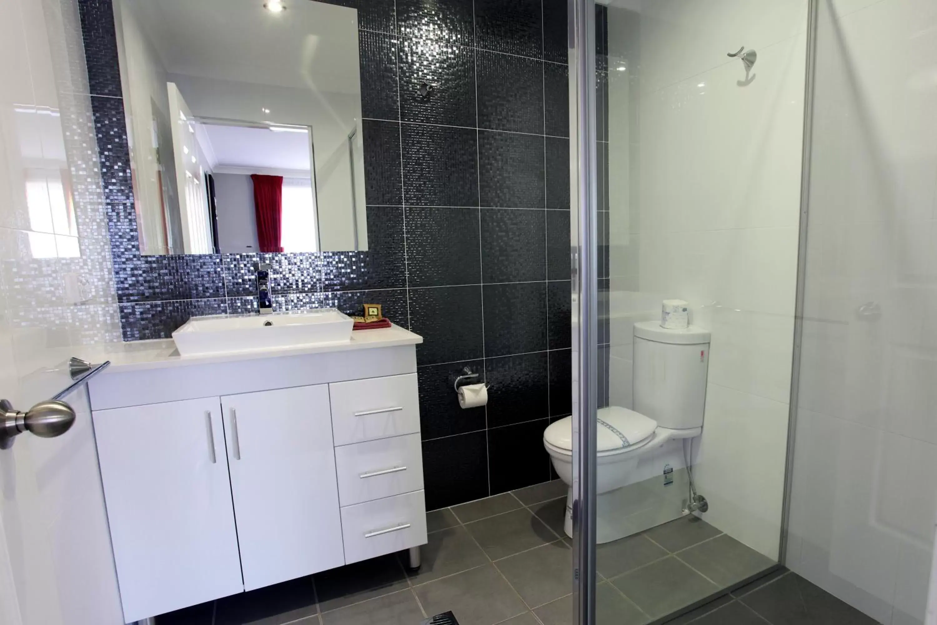 Bathroom in Cattlemans Country Motor Inn & Serviced Apartments