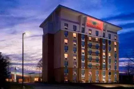 Facade/entrance, Property Building in DoubleTree by Hilton Cincinnati Airport