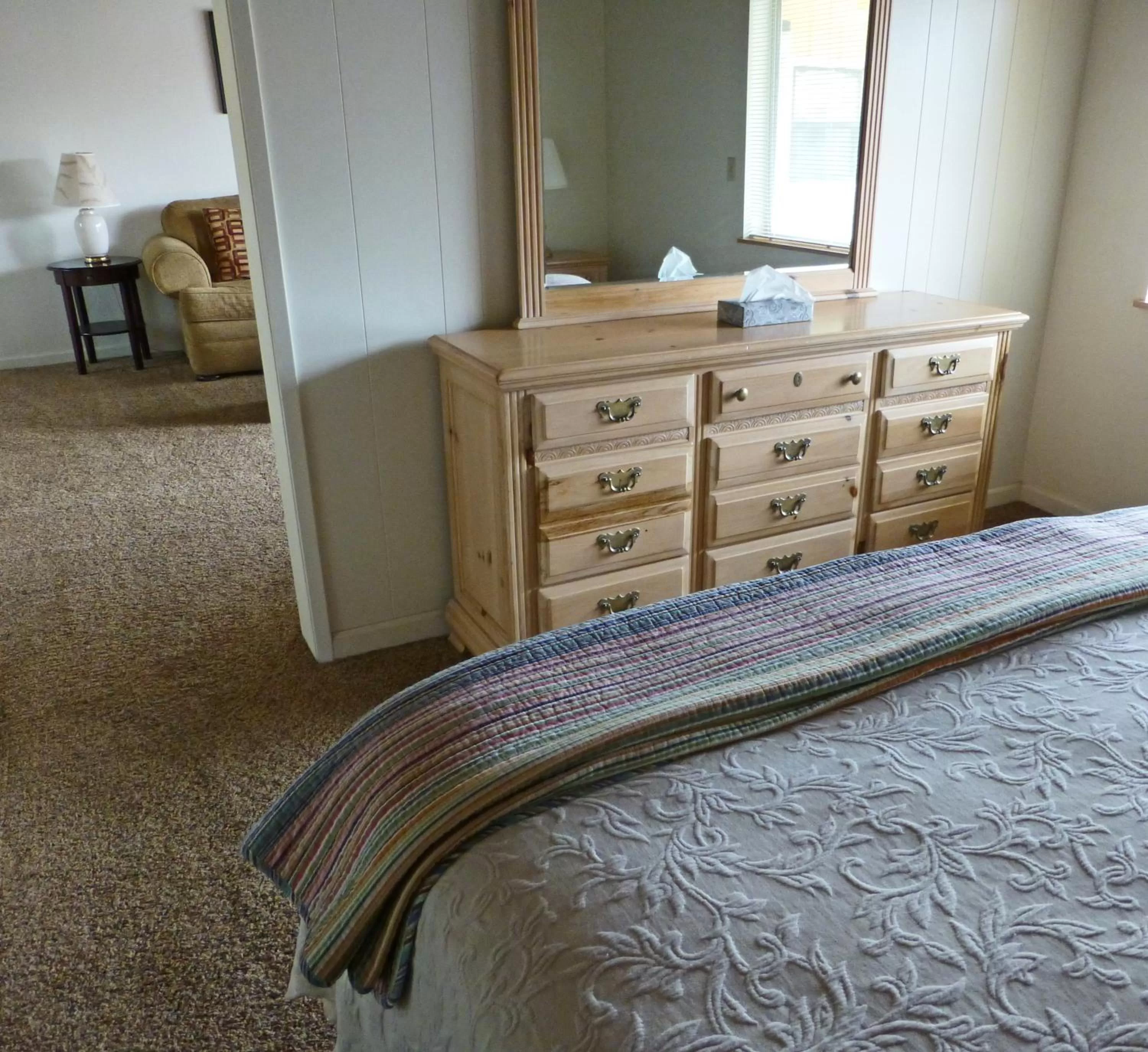 Decorative detail, Bed in Redwood Suites