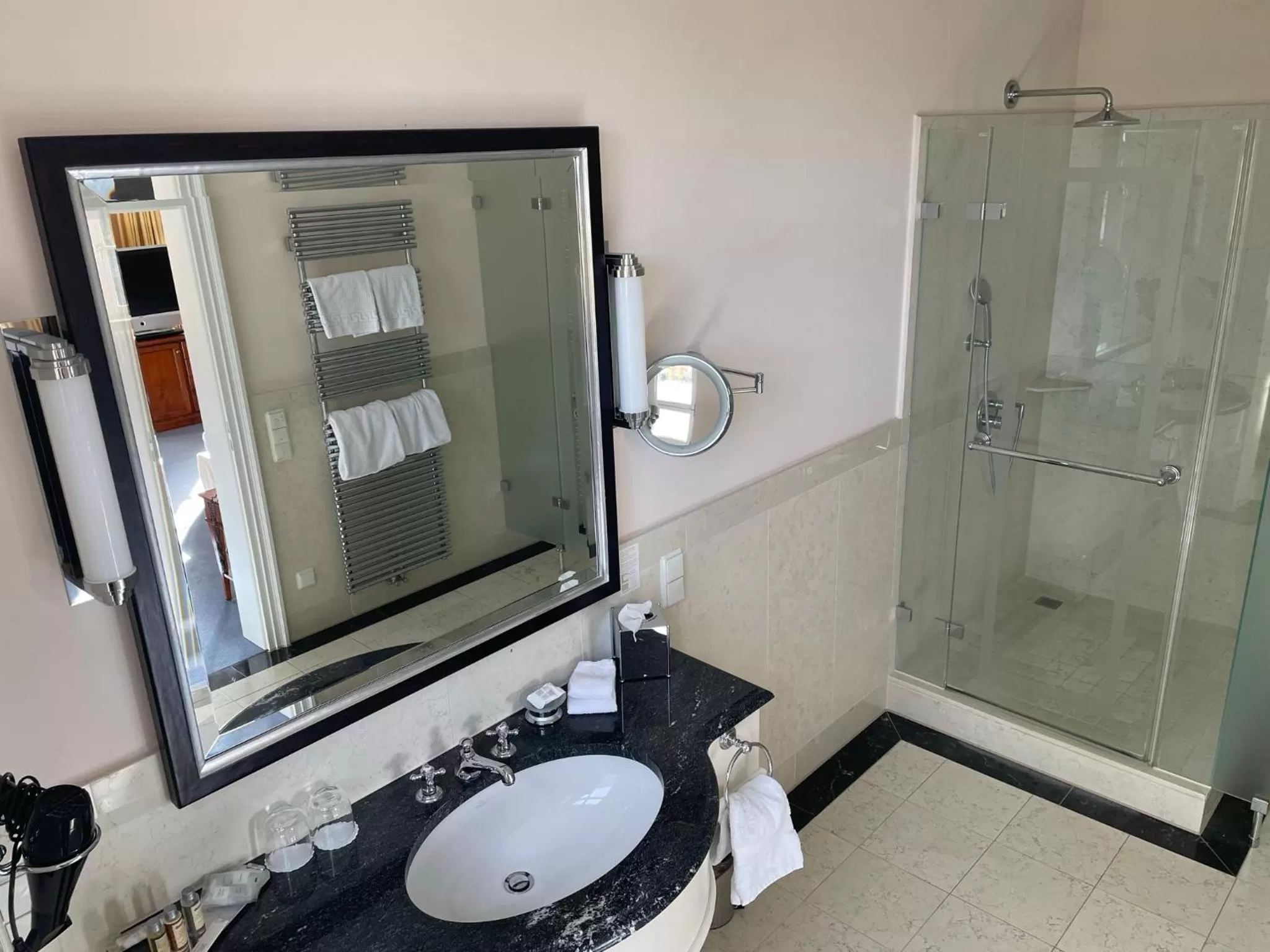 Shower in Schloss Neutrauchburg