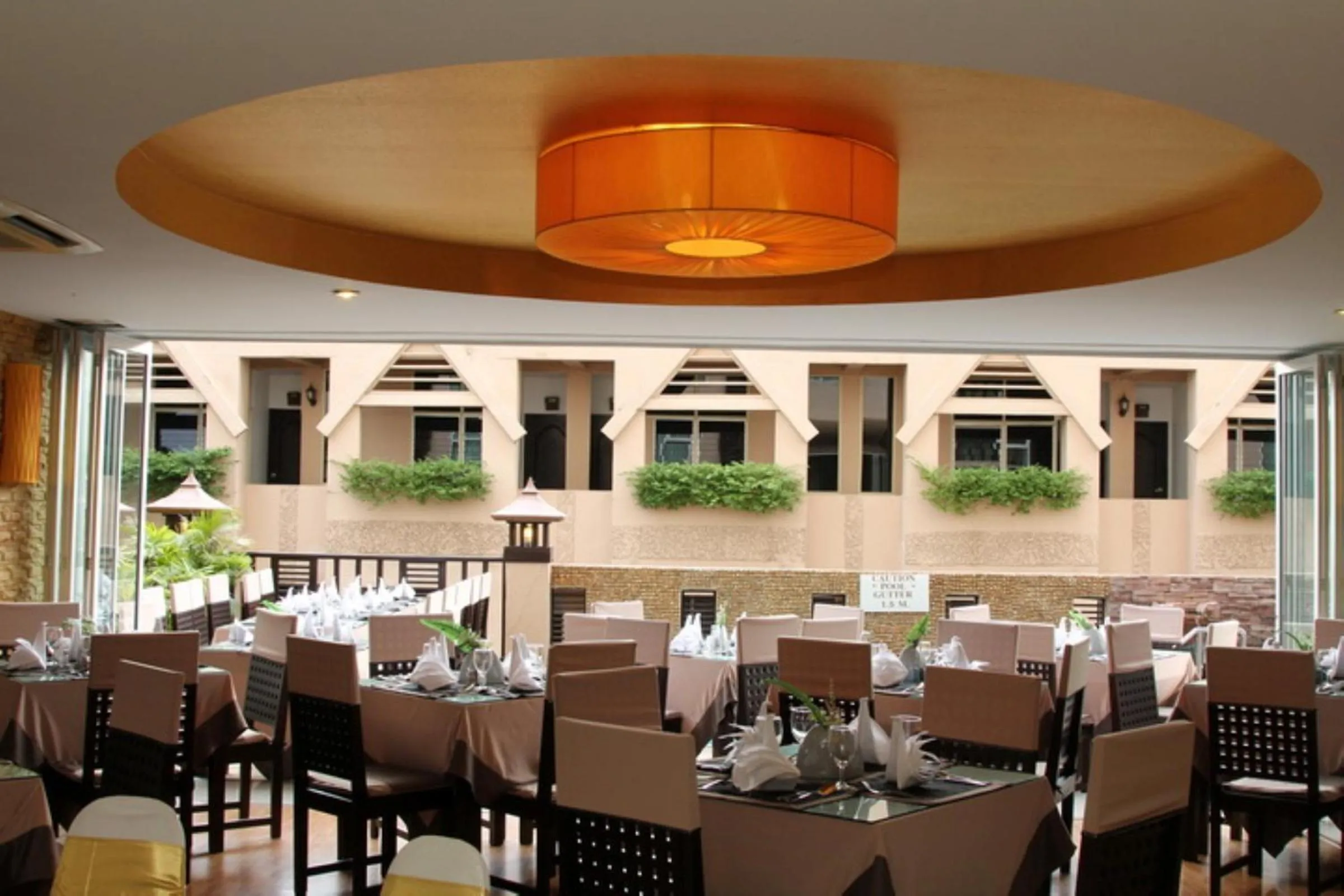 Restaurant/places to eat in Maninarakorn Hotel