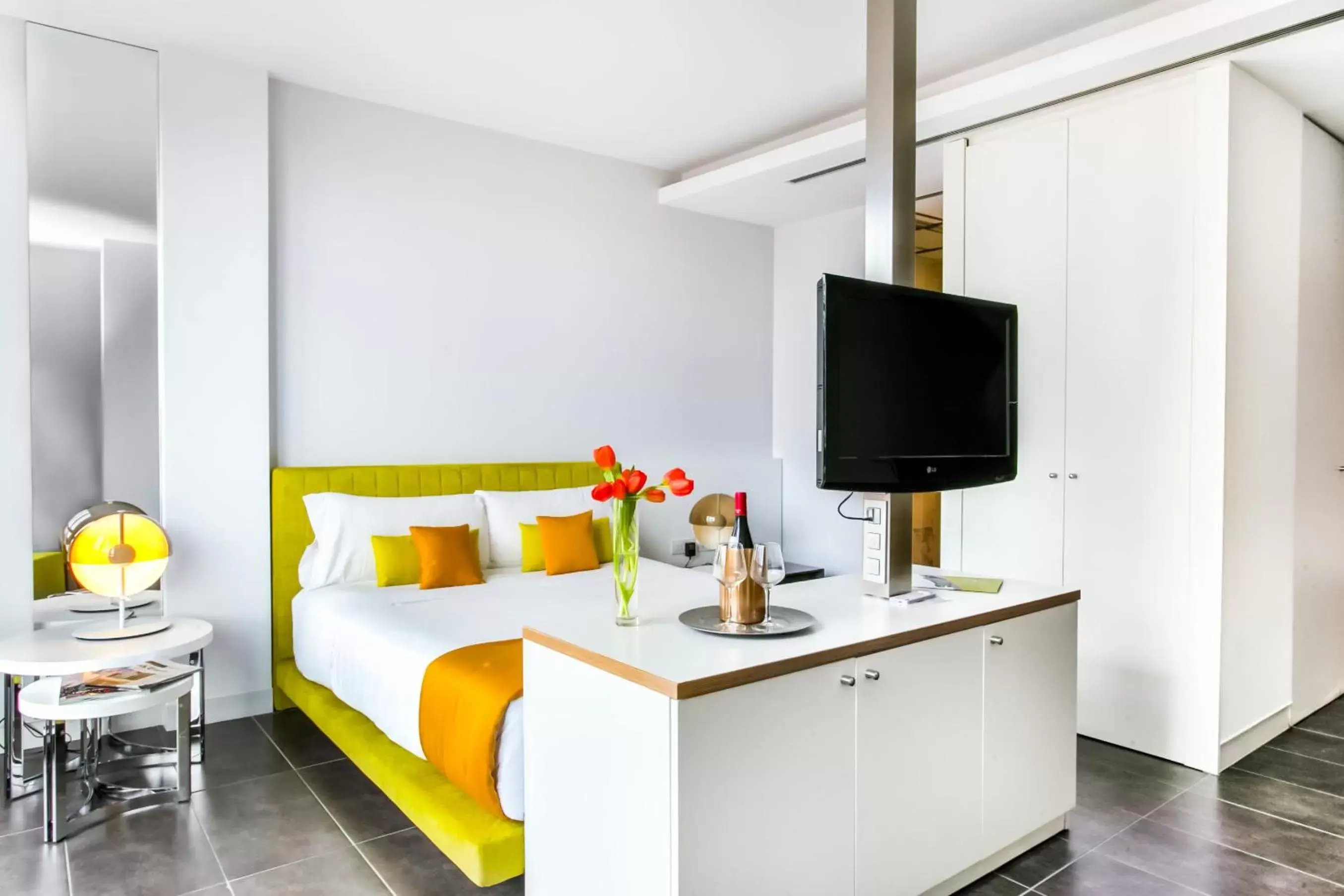 Bed, TV/Entertainment Center in Cosmo Apartments Sants