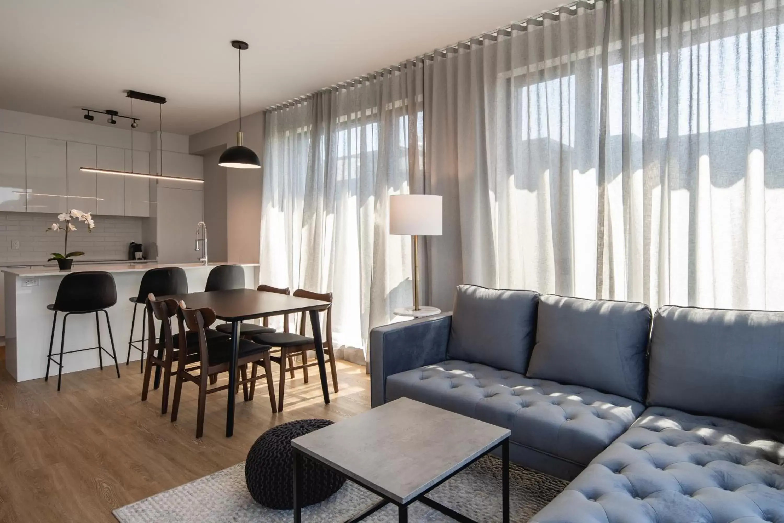 Kitchen or kitchenette, Seating Area in Griffintown Hôtel