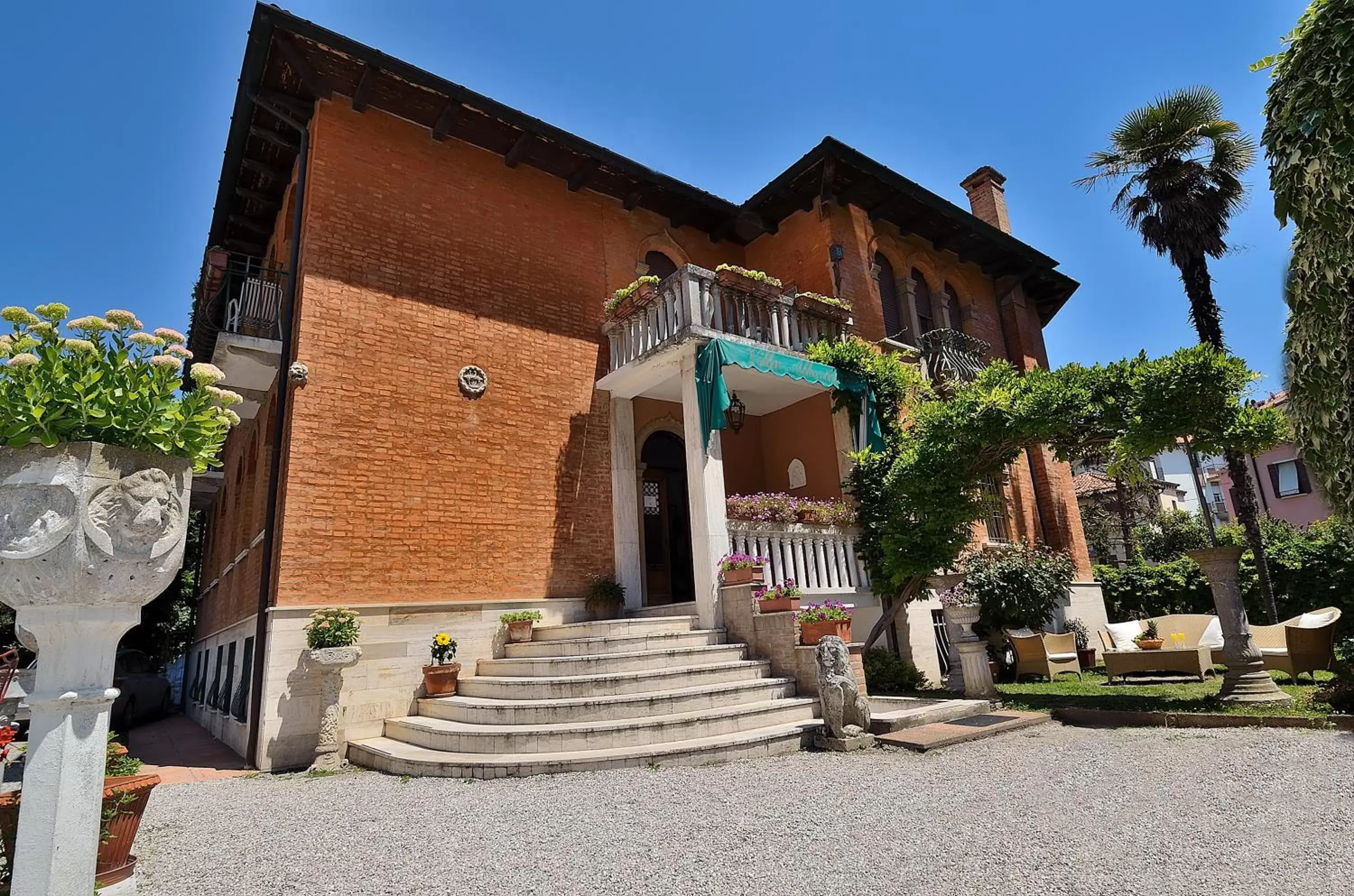 Facade/entrance, Property Building in Villa Albertina