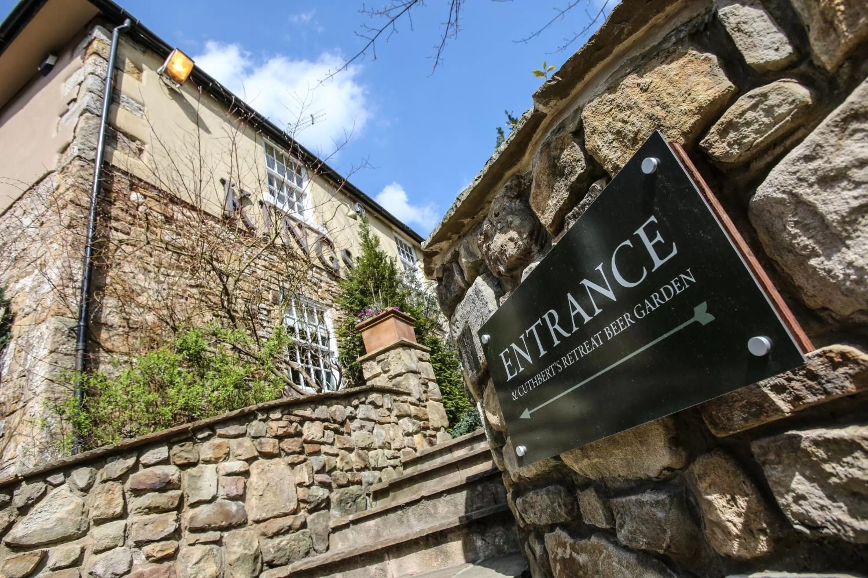 Facade/entrance in The Kingslodge Inn - The Inn Collection Group