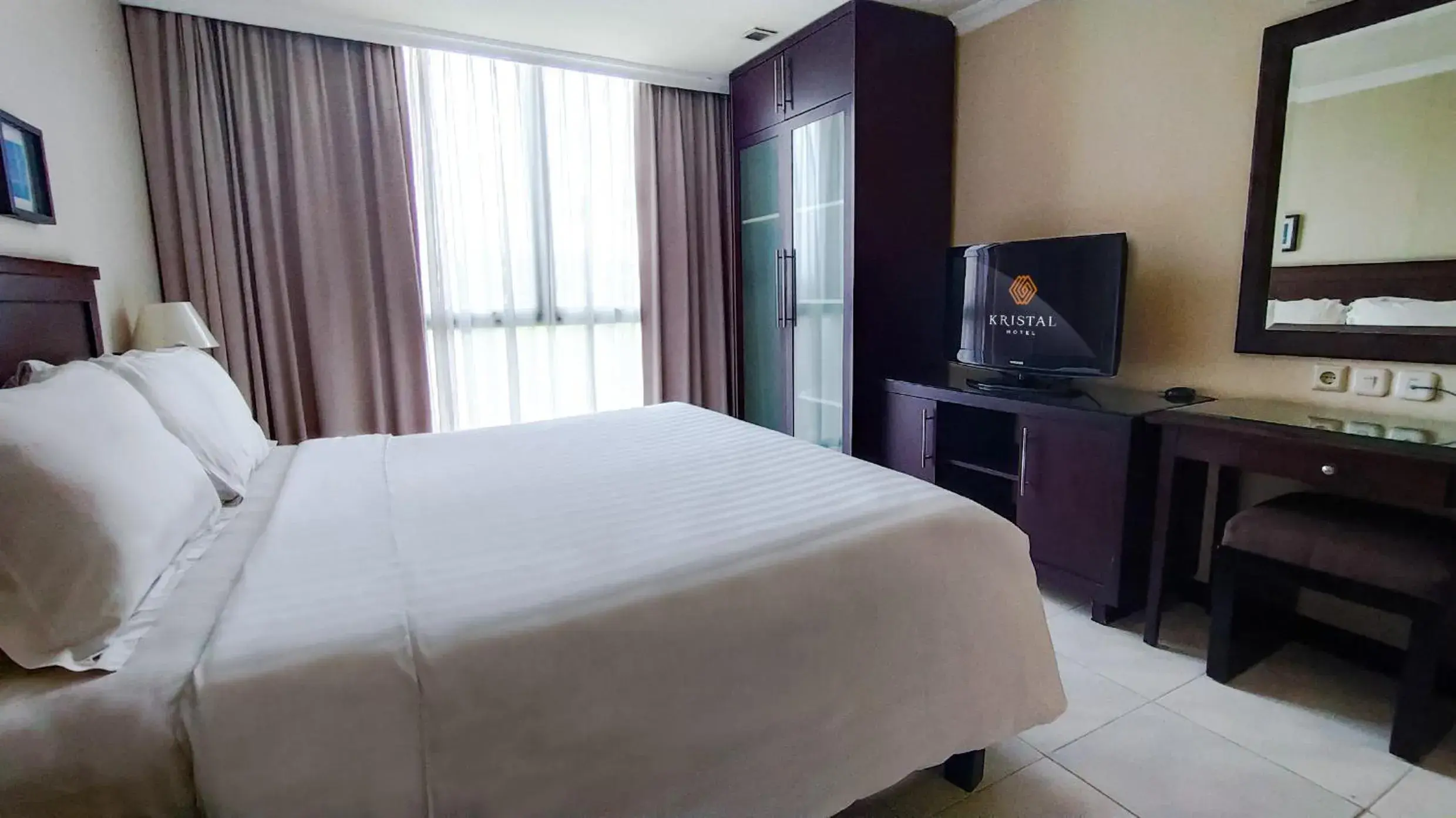 Bedroom, Bed in Kristal Hotel Jakarta