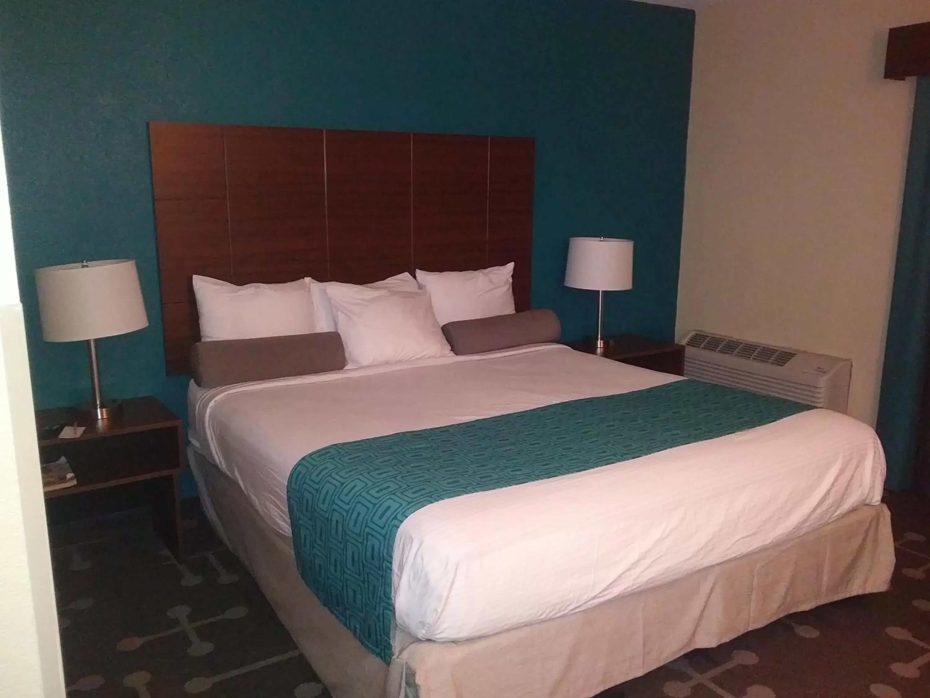 Bed in Howard Johnson by Wyndham Athens