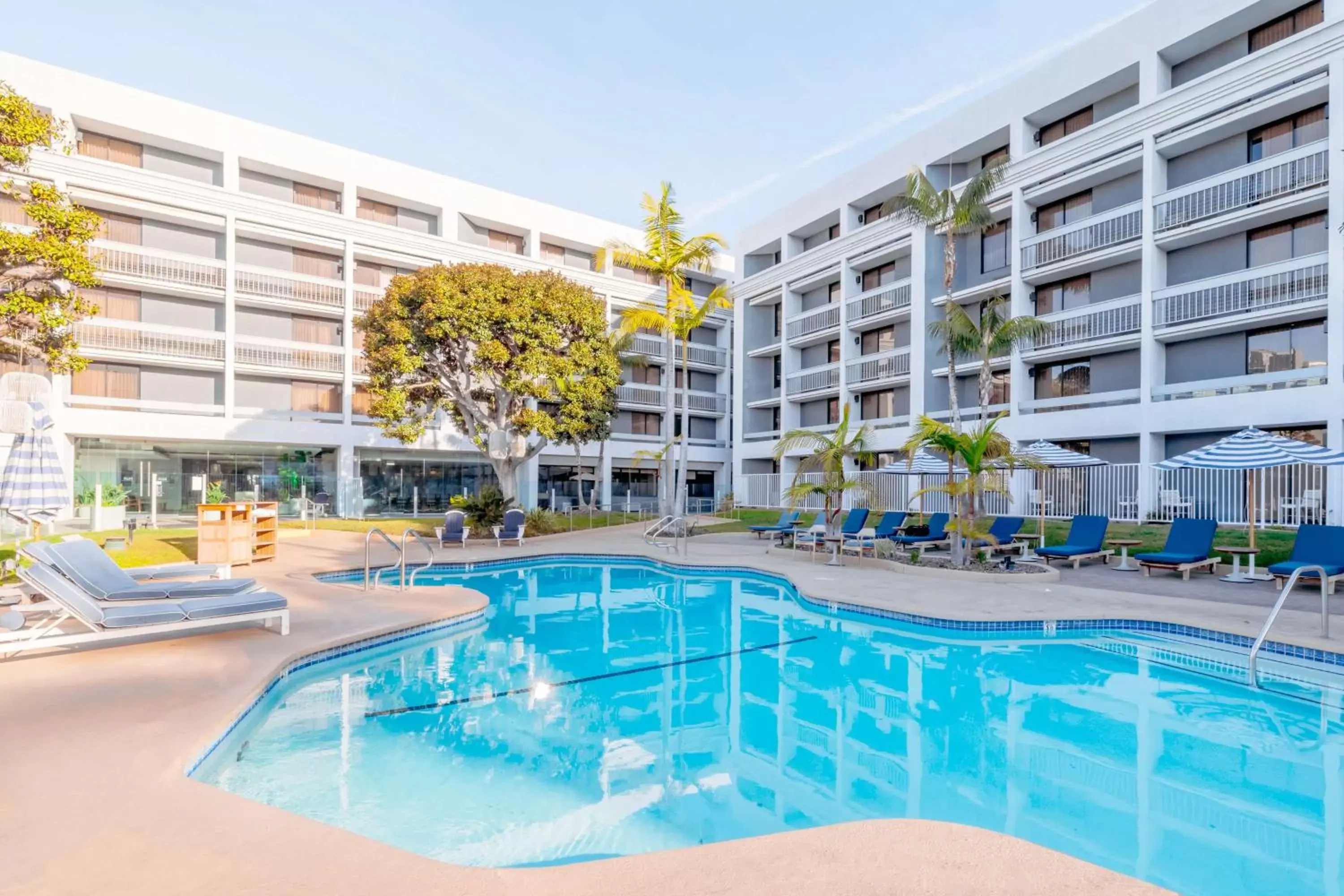 Pool view, Swimming Pool in Hotel MDR Marina del Rey- a DoubleTree by Hilton
