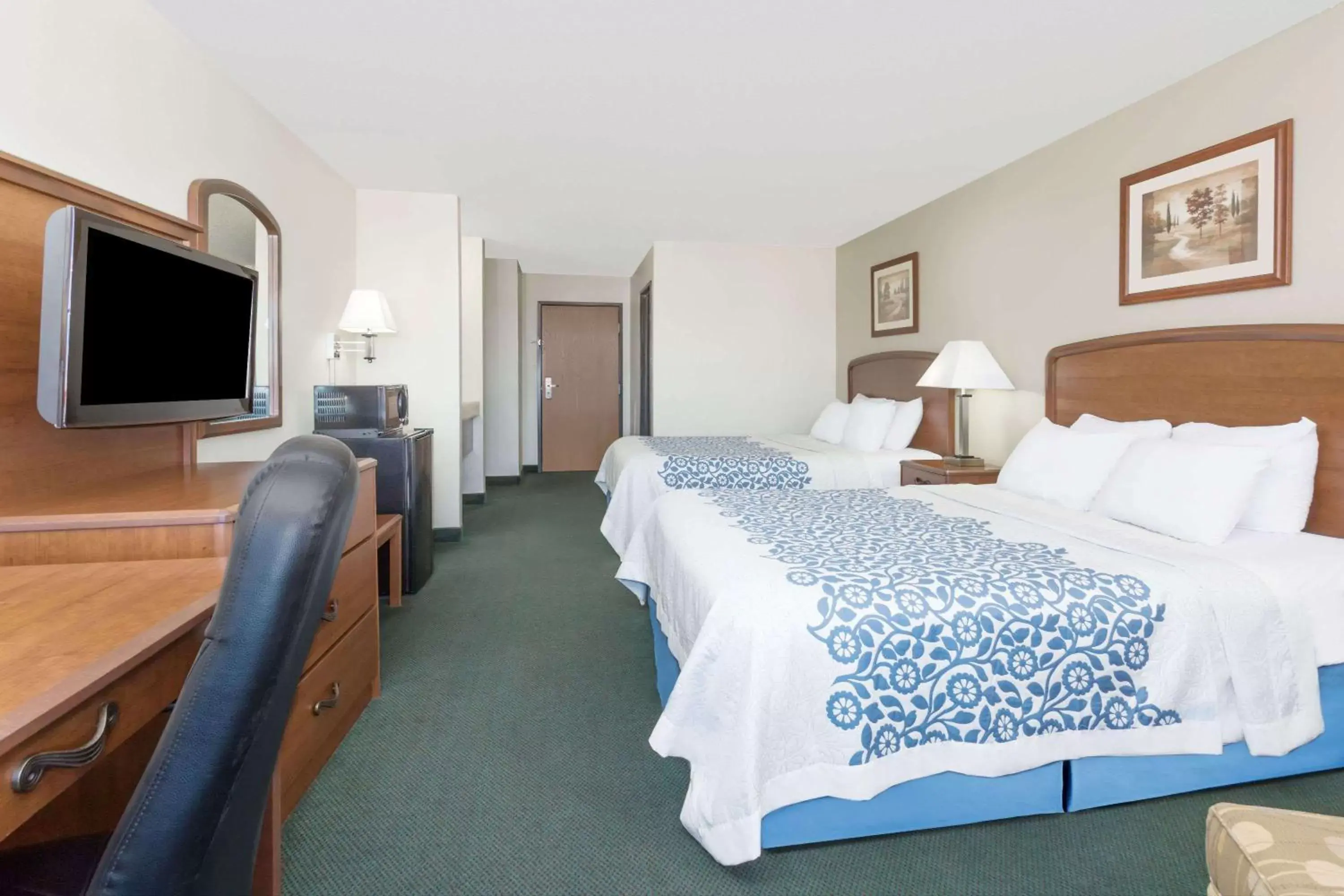 Photo of the whole room, Bed in Days Inn by Wyndham Sidney NE