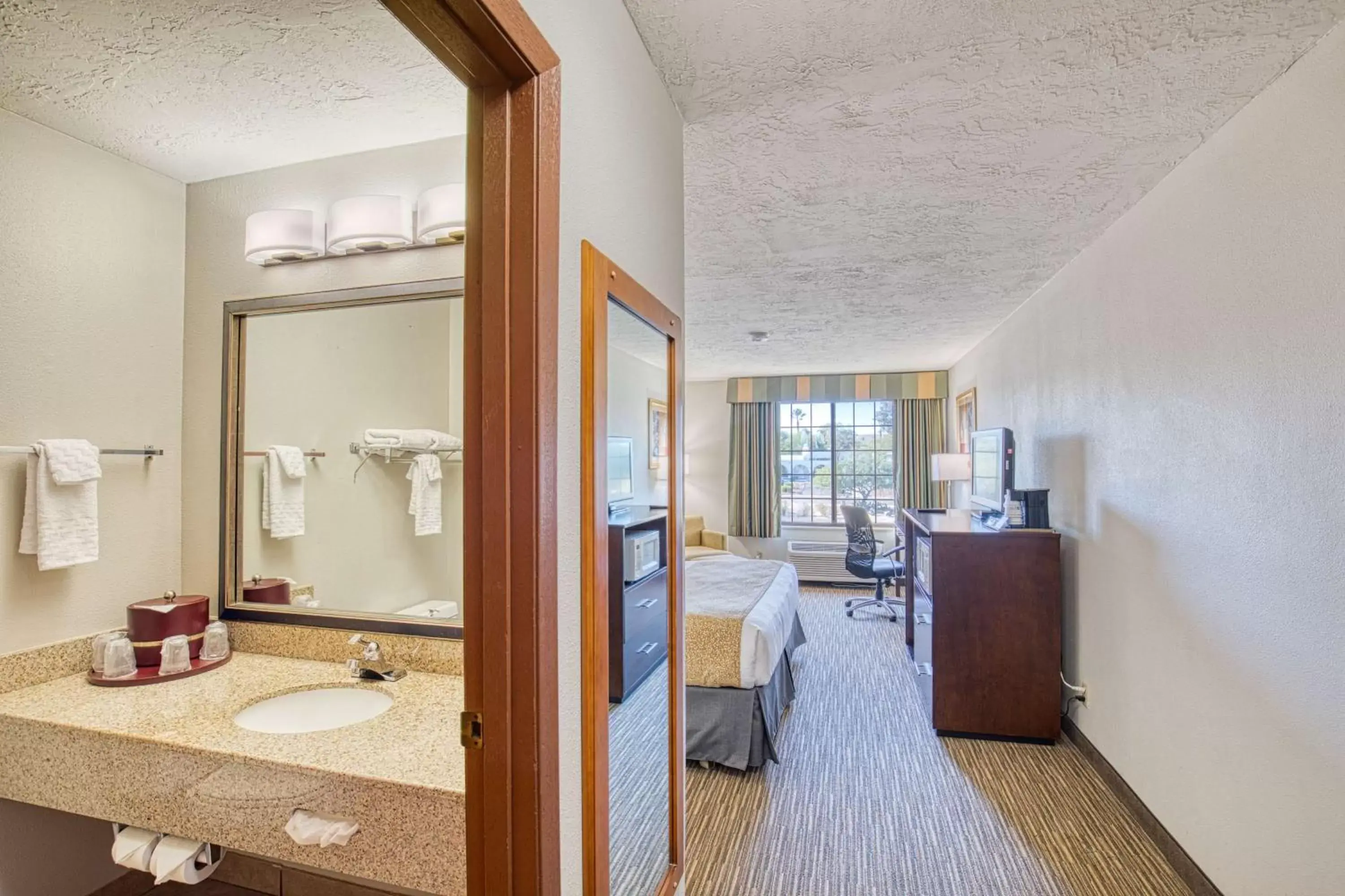 Photo of the whole room, Bathroom in Best Western Green Valley Inn