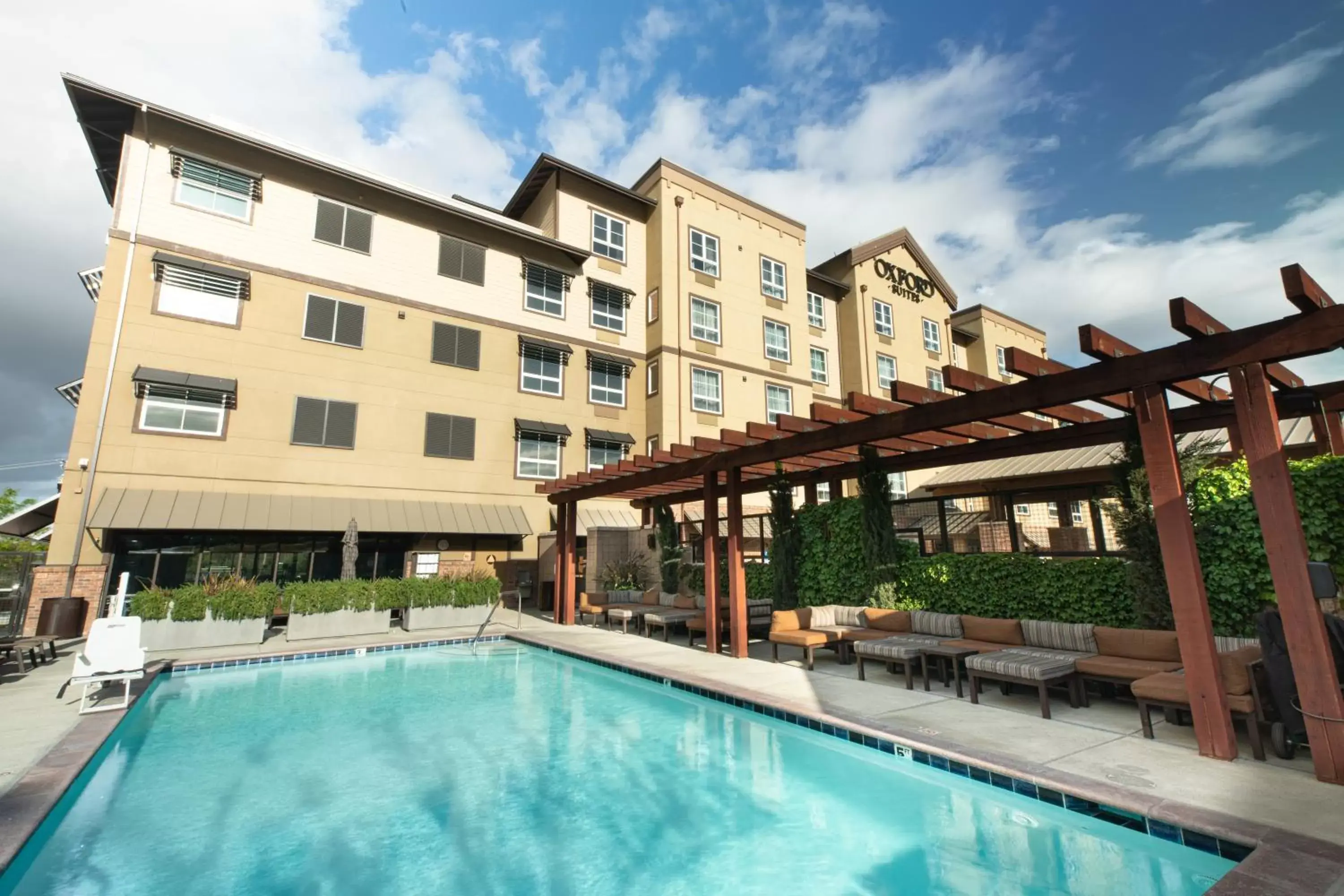 Swimming Pool in Oxford Suites Paso Robles