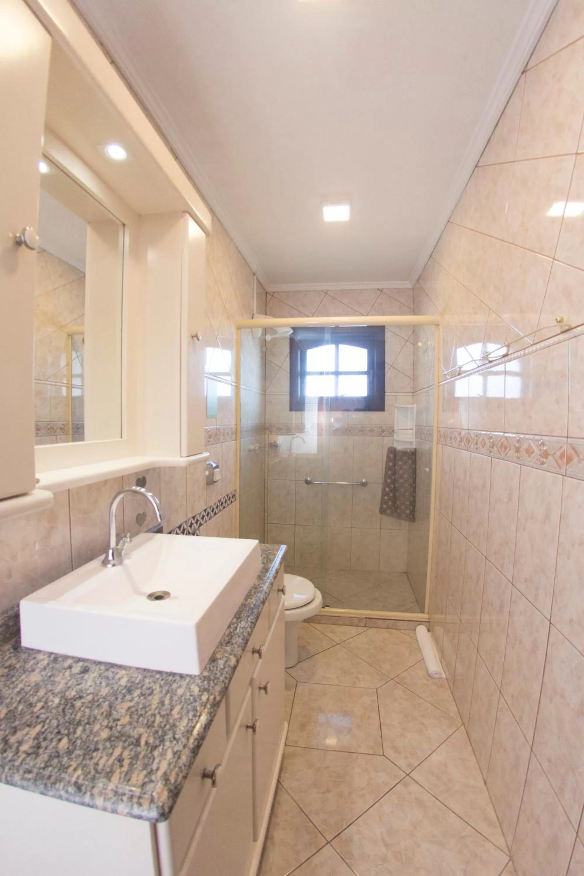 Bathroom in Pousada Green House by Conrado Vitali