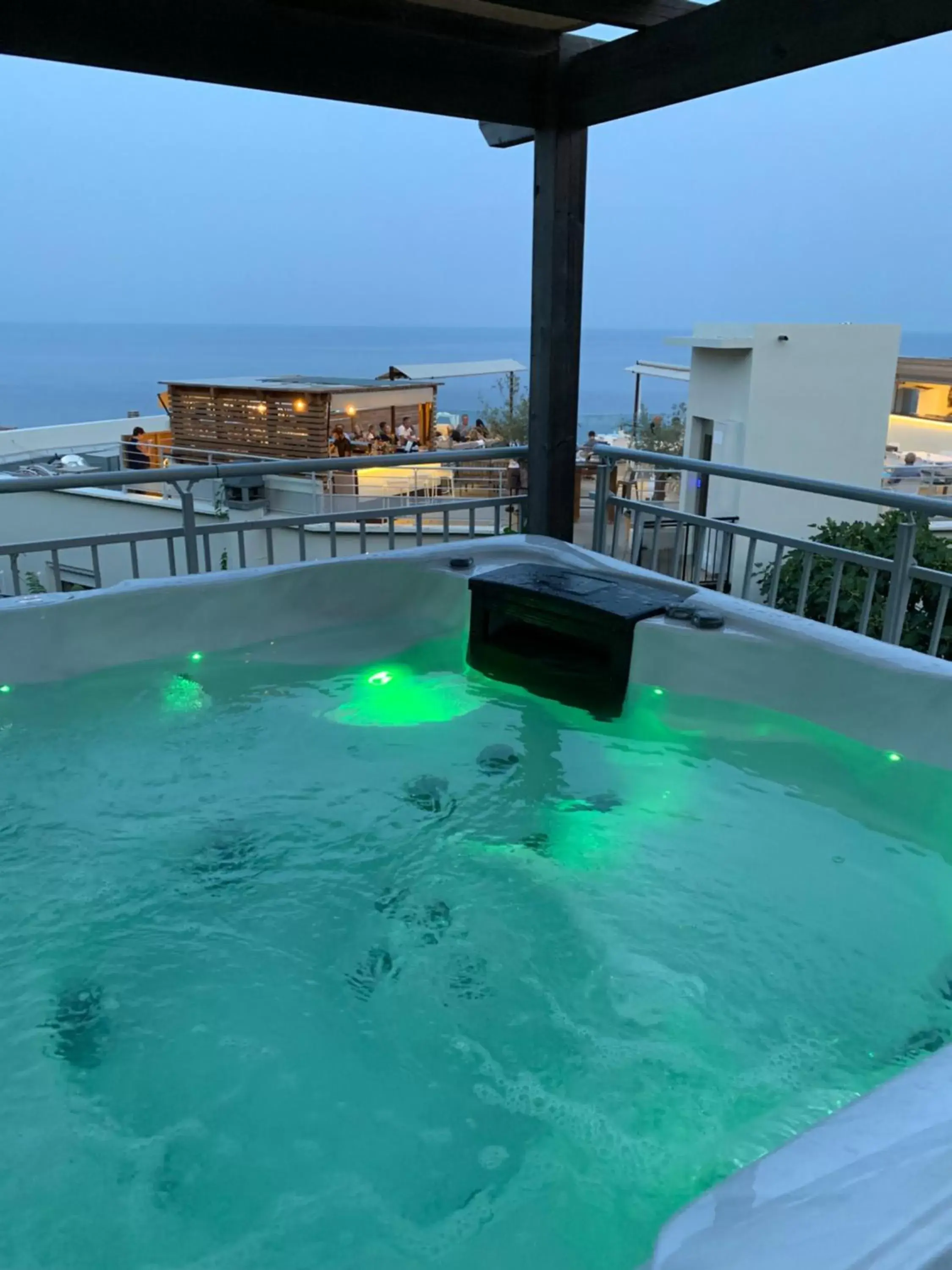 Hot Tub, Swimming Pool in Hôtel Calavita Rooftop & Spa