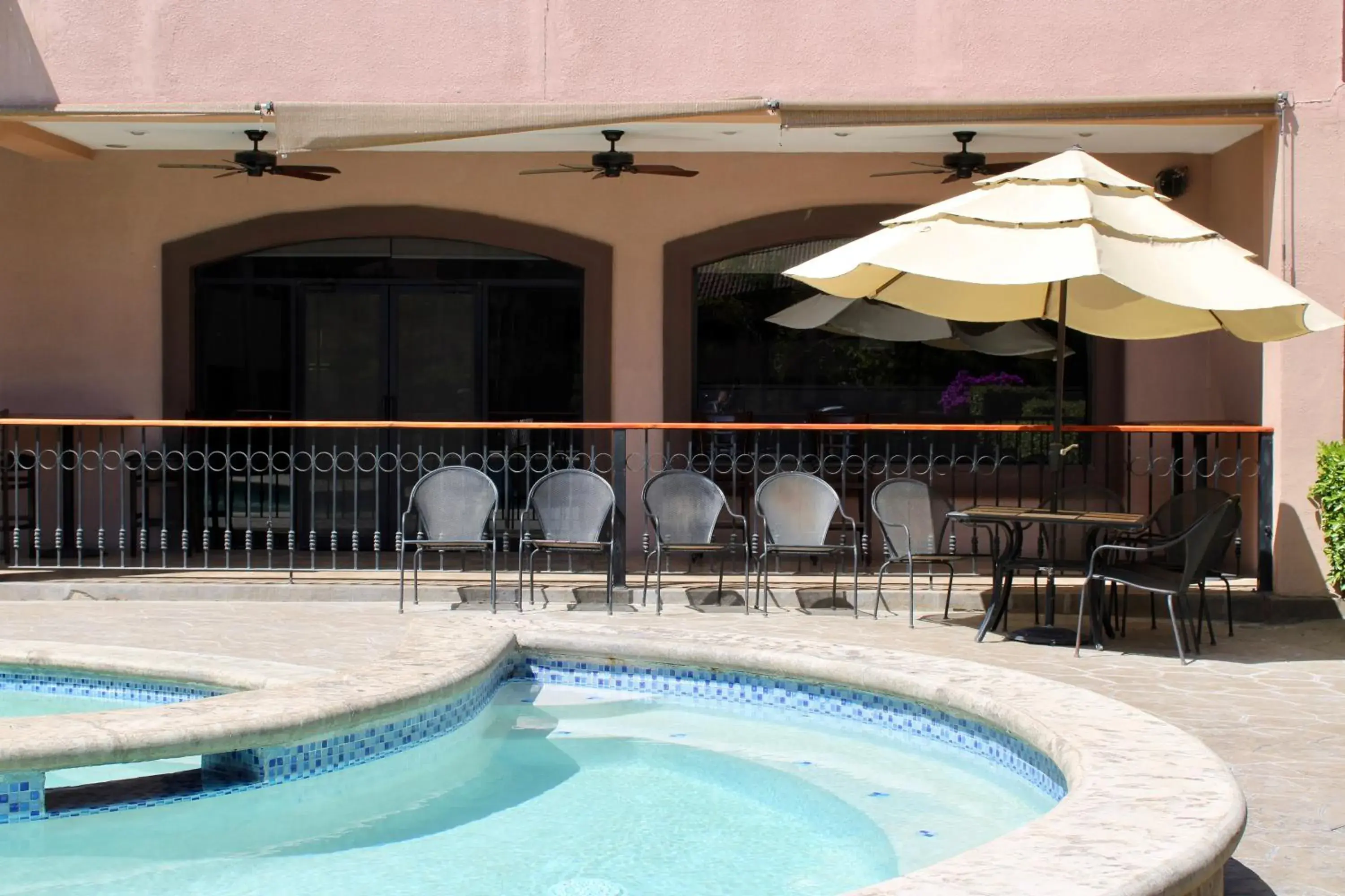 Swimming pool in Estancia Inn