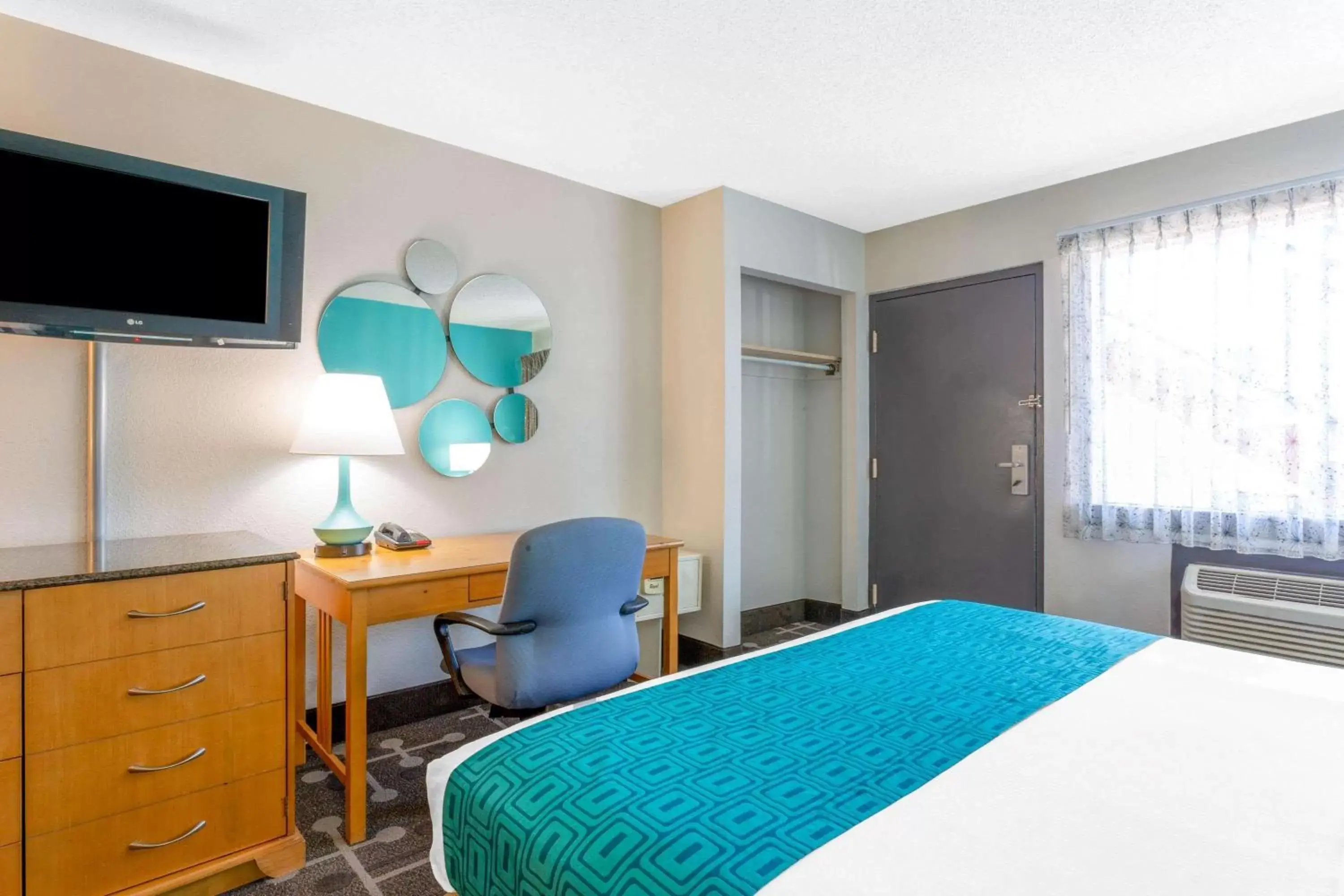 Photo of the whole room, Bed in Howard Johnson by Wyndham Virginia Beach Photo of the whole room, Bed in Howard Johnson by Wyndham Virginia Beach