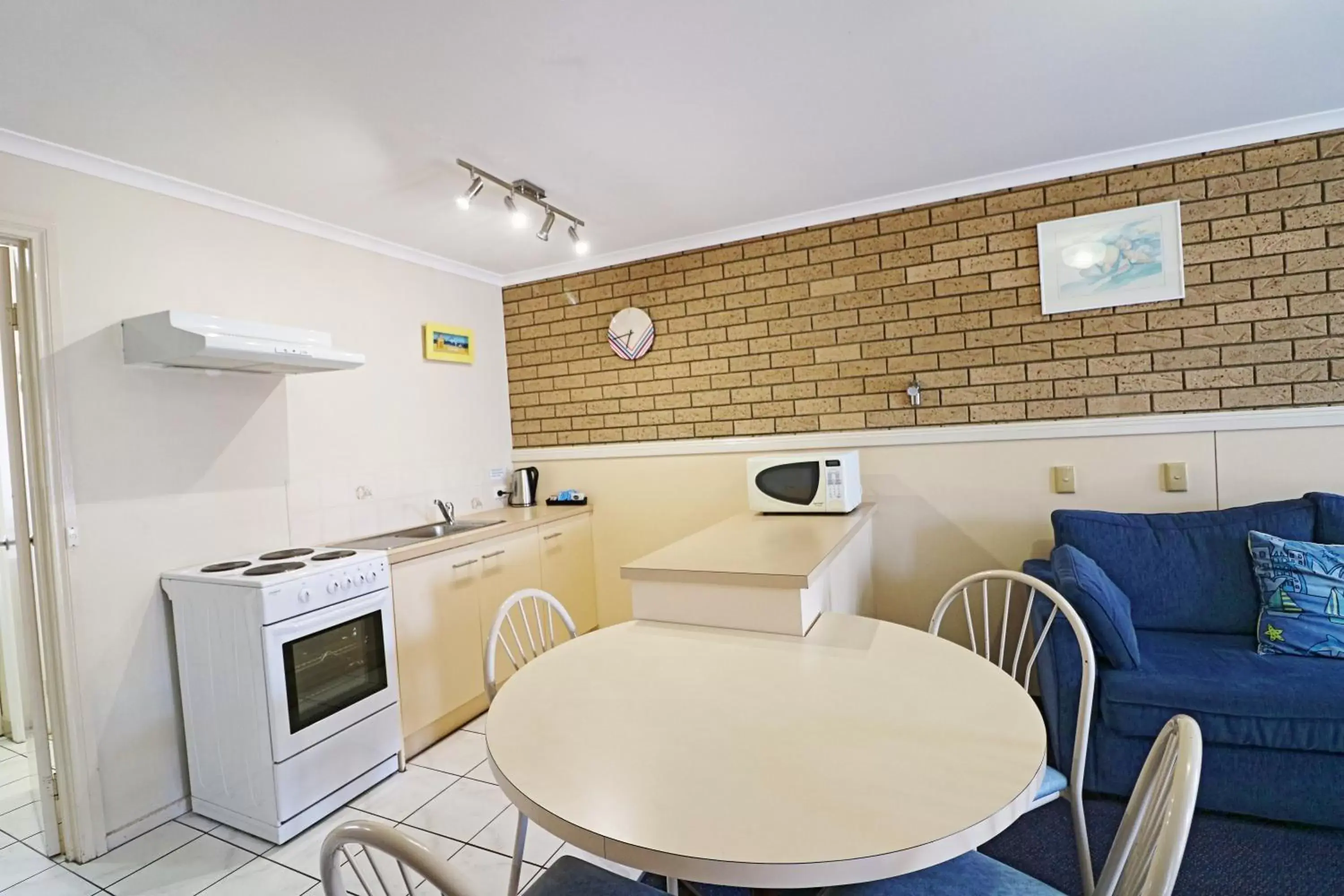 Kitchen or kitchenette, Dining Area in Aquarius Merimbula