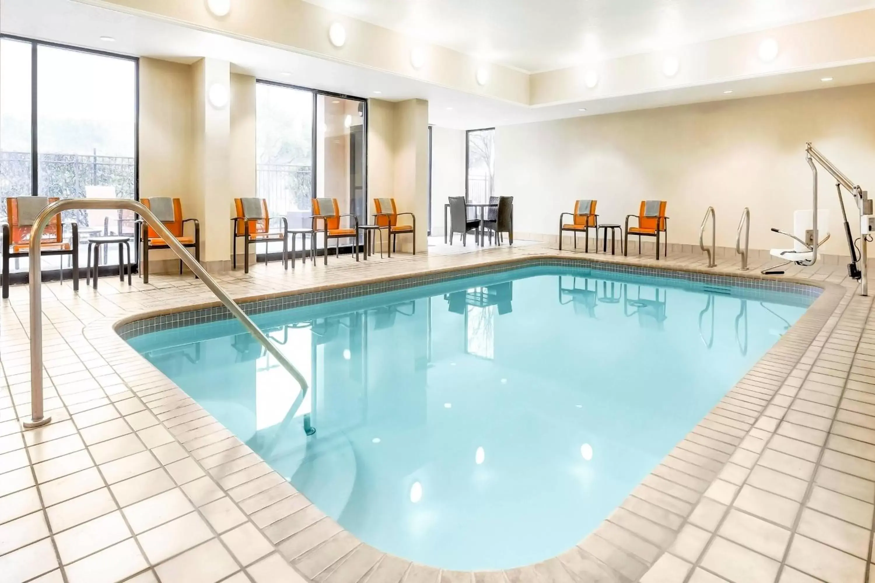 Swimming Pool in Courtyard by Marriott San Antonio Airport/North Star Mall