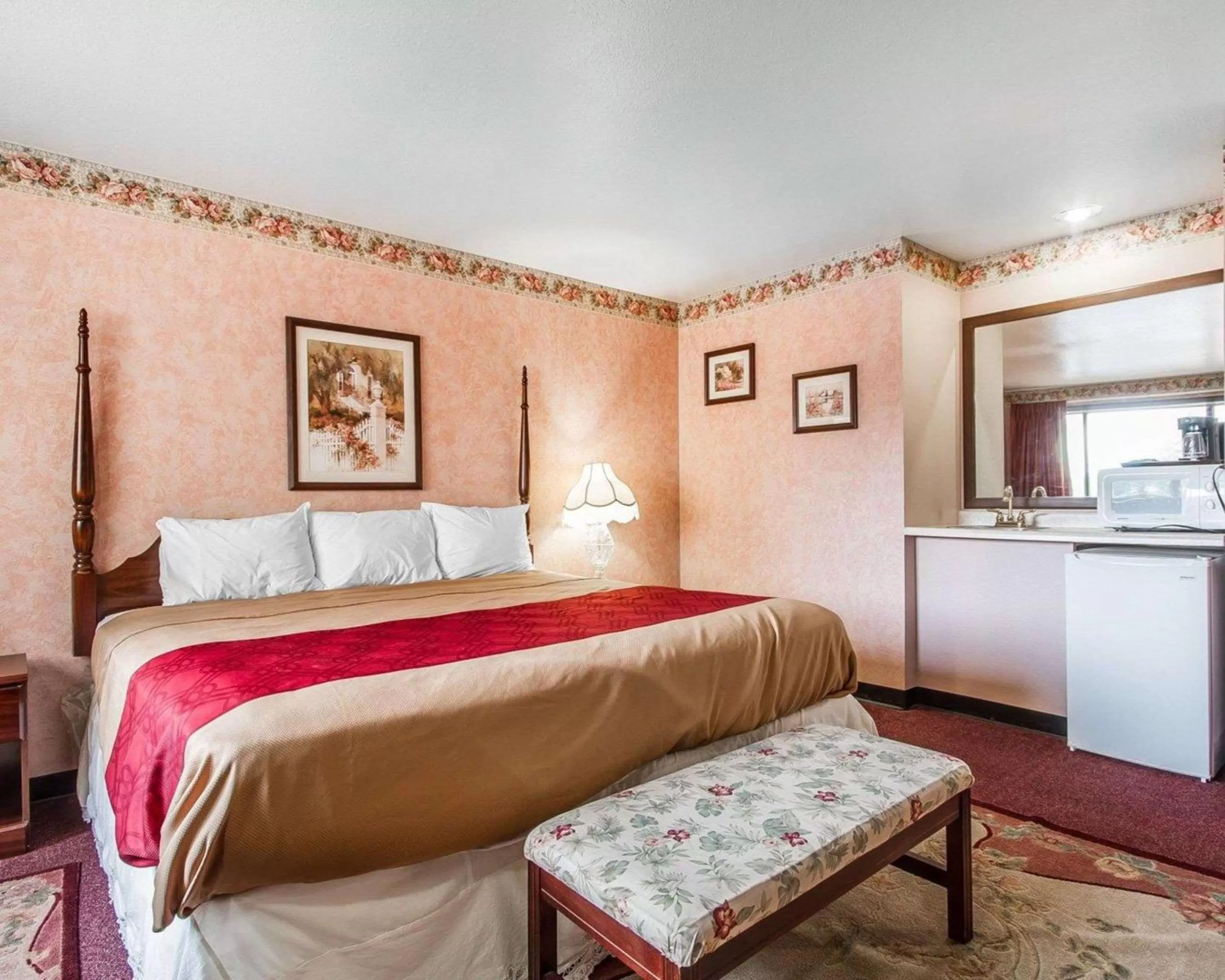 Photo of the whole room, Bed in Rodeway Inn & Suites Madison East