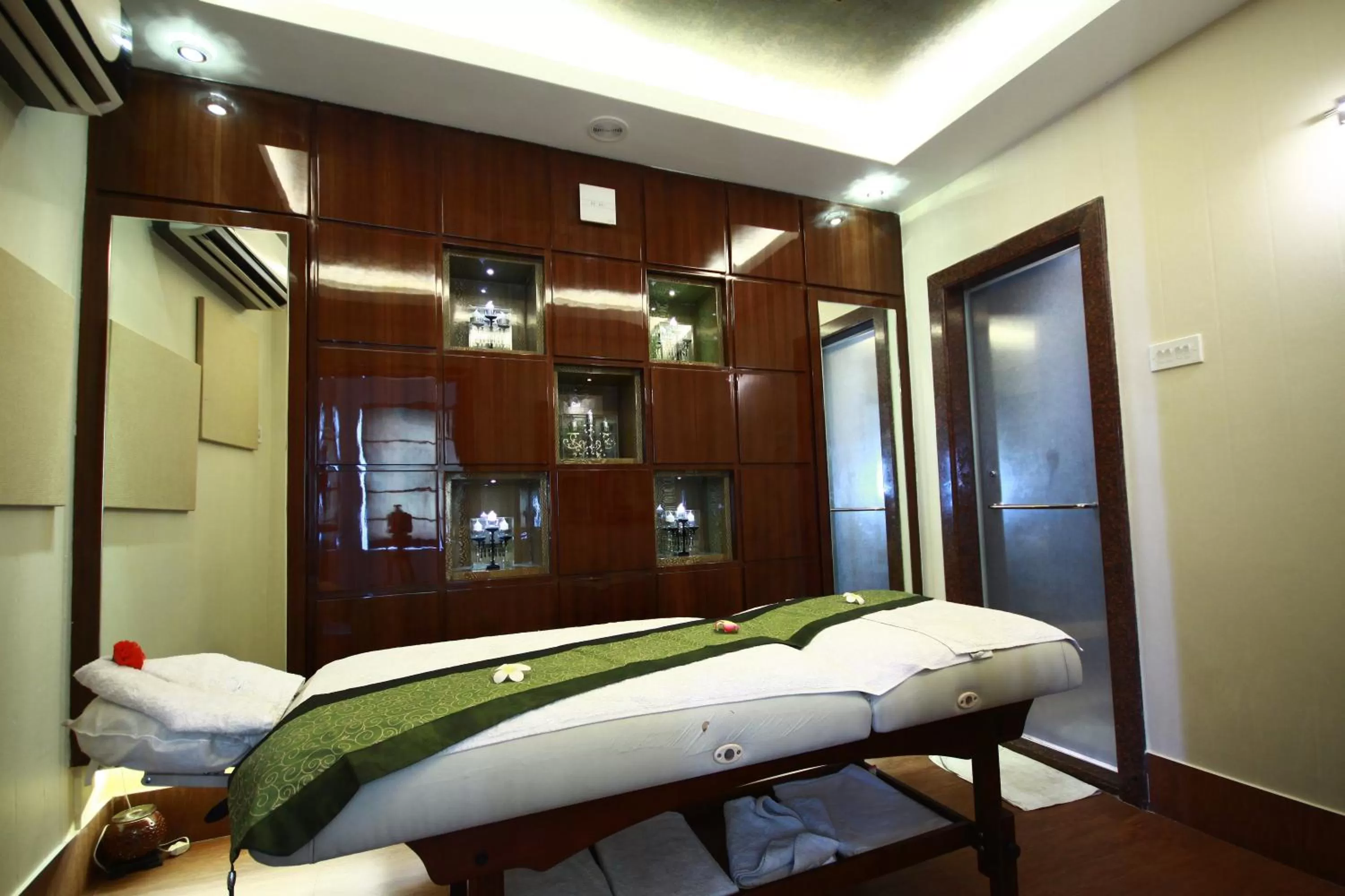Spa and wellness centre/facilities, Bed in Hotel Holiday Resort