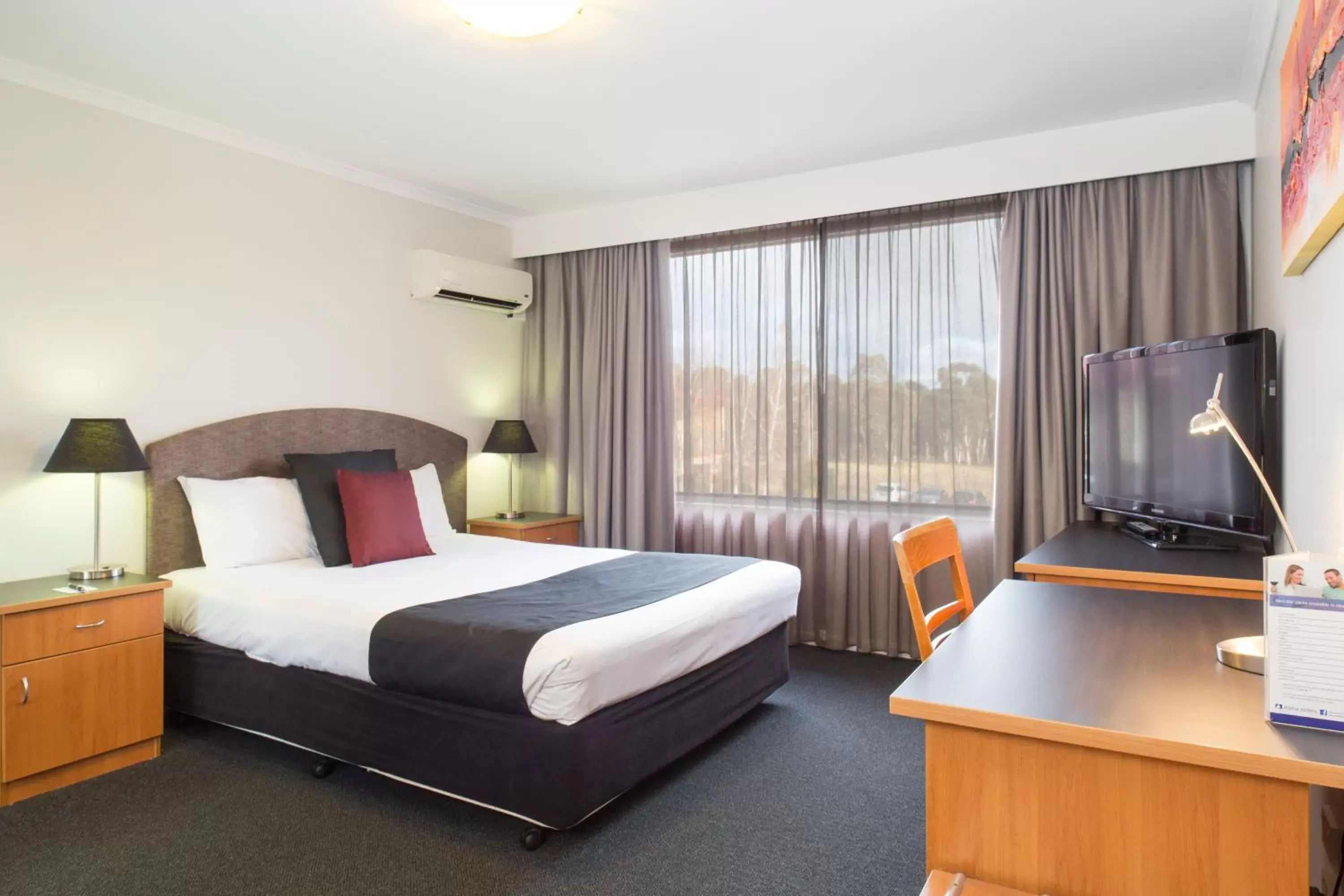 Bed, TV/Entertainment Center in Alpha Hotel Canberra