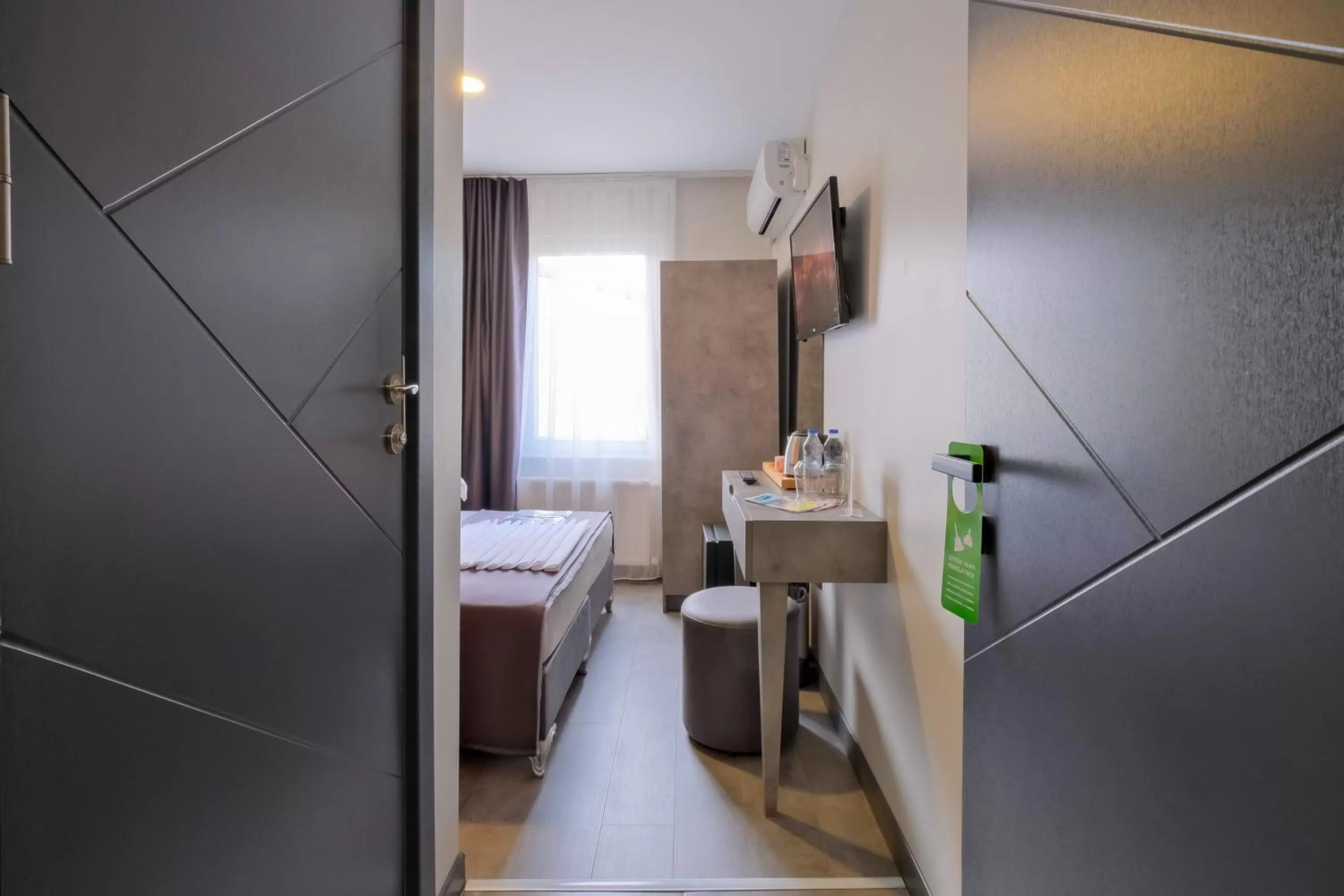 Photo of the whole room in The Queen Hotel