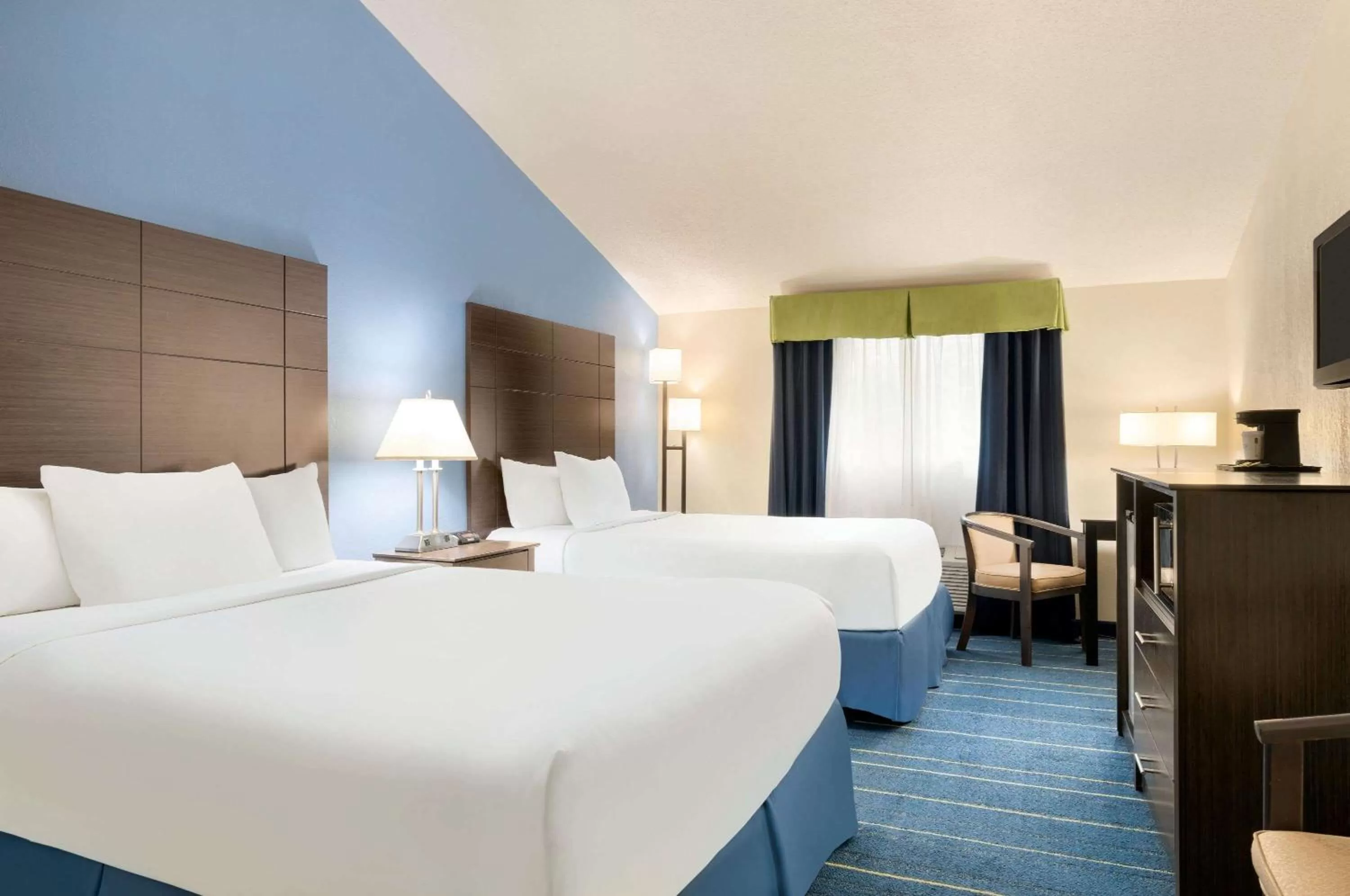 Photo of the whole room, Bed in Days Inn by Wyndham Tamworth