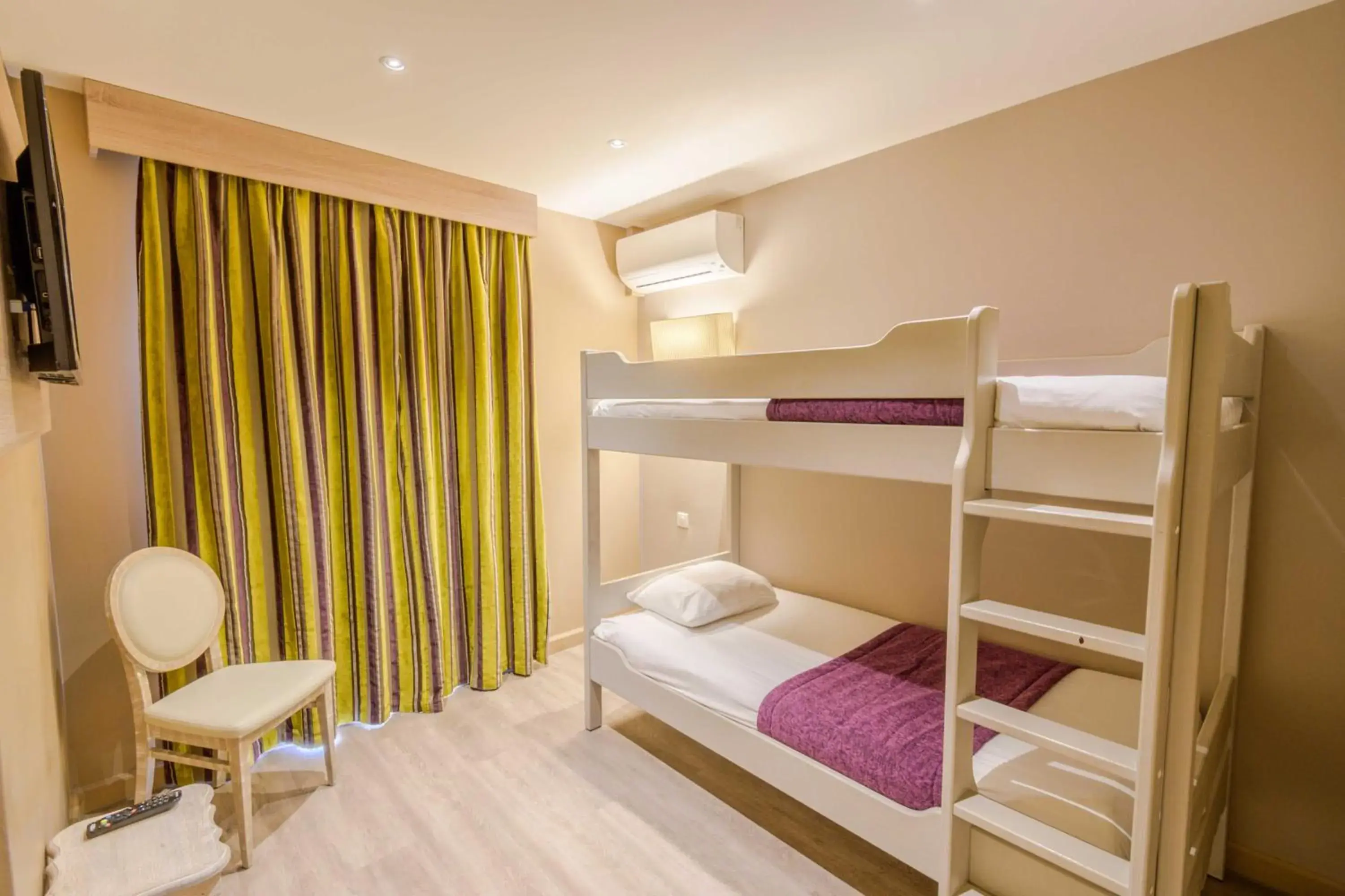 Bunk Bed in Hotel l'Aragon