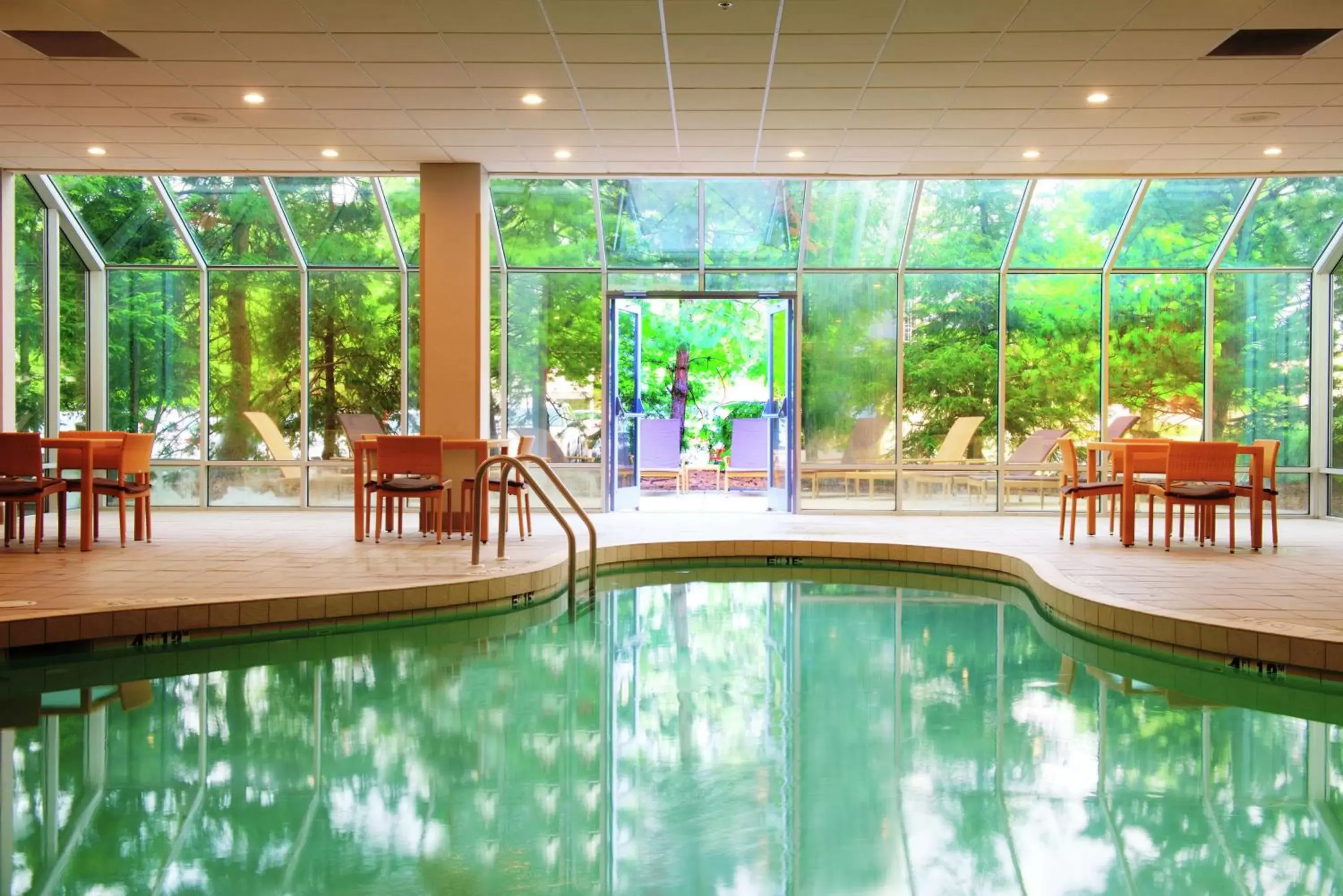 Pool view, Swimming Pool in Embassy Suites by Hilton Cincinnati Northeast - Blue Ash