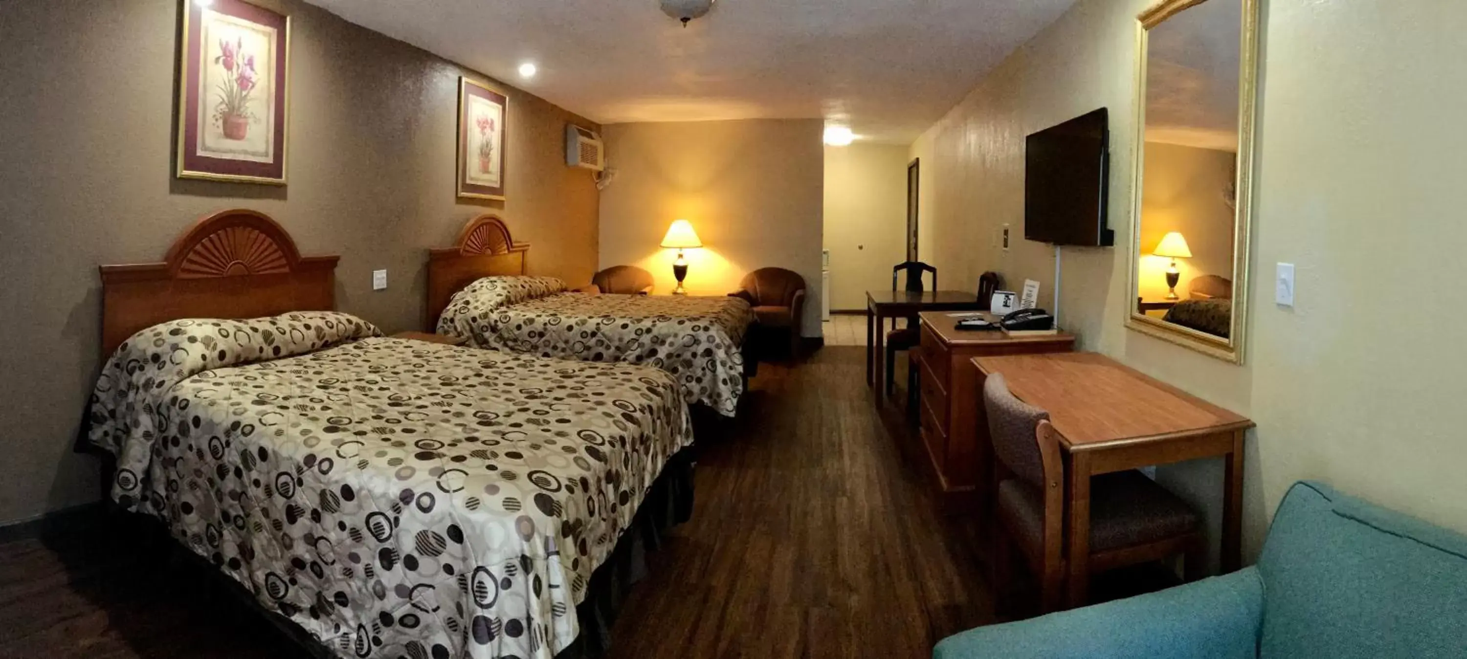 Photo of the whole room, Bed in Gainesville Lodge