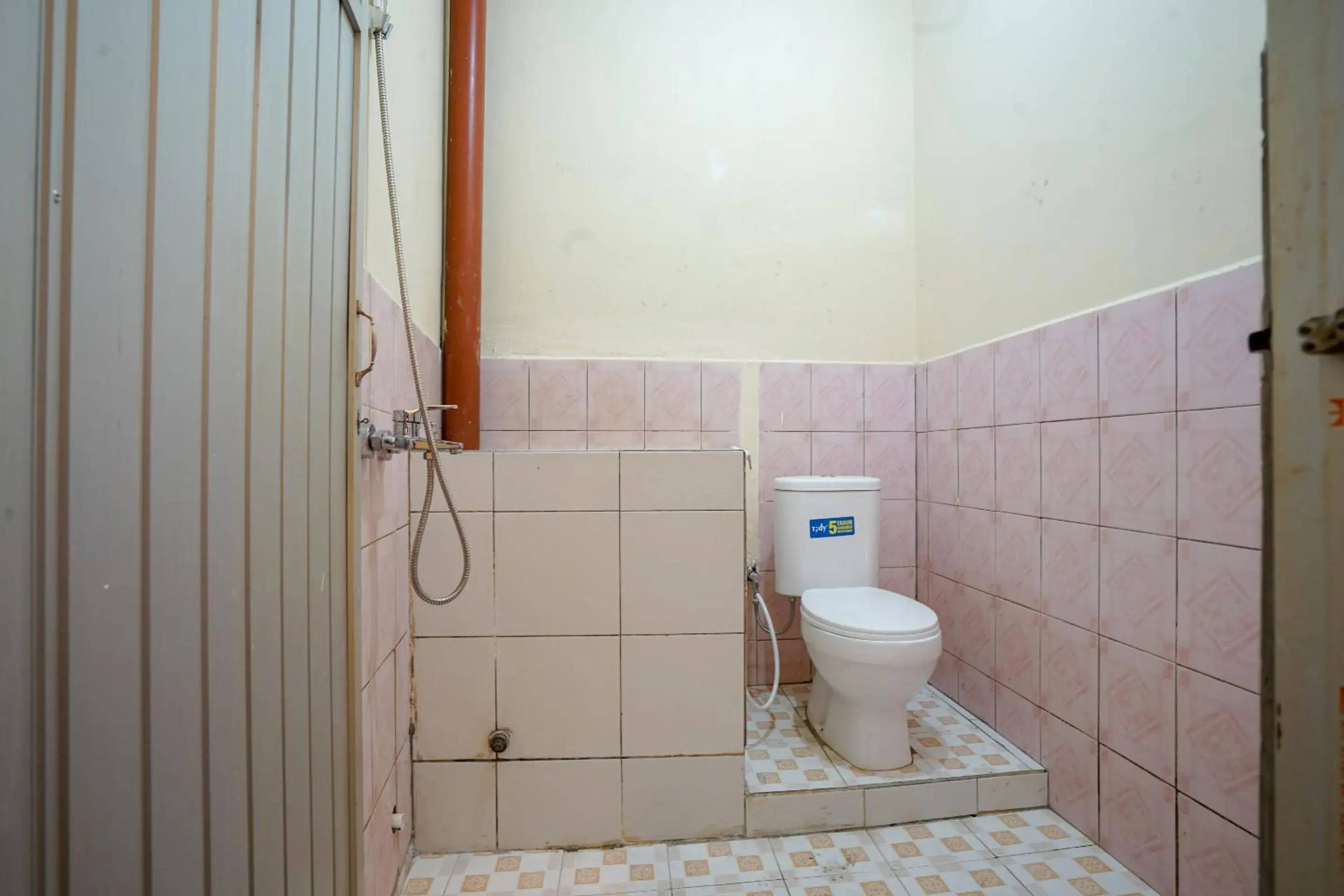Bathroom in OYO 2177 Trikora Indah Residence