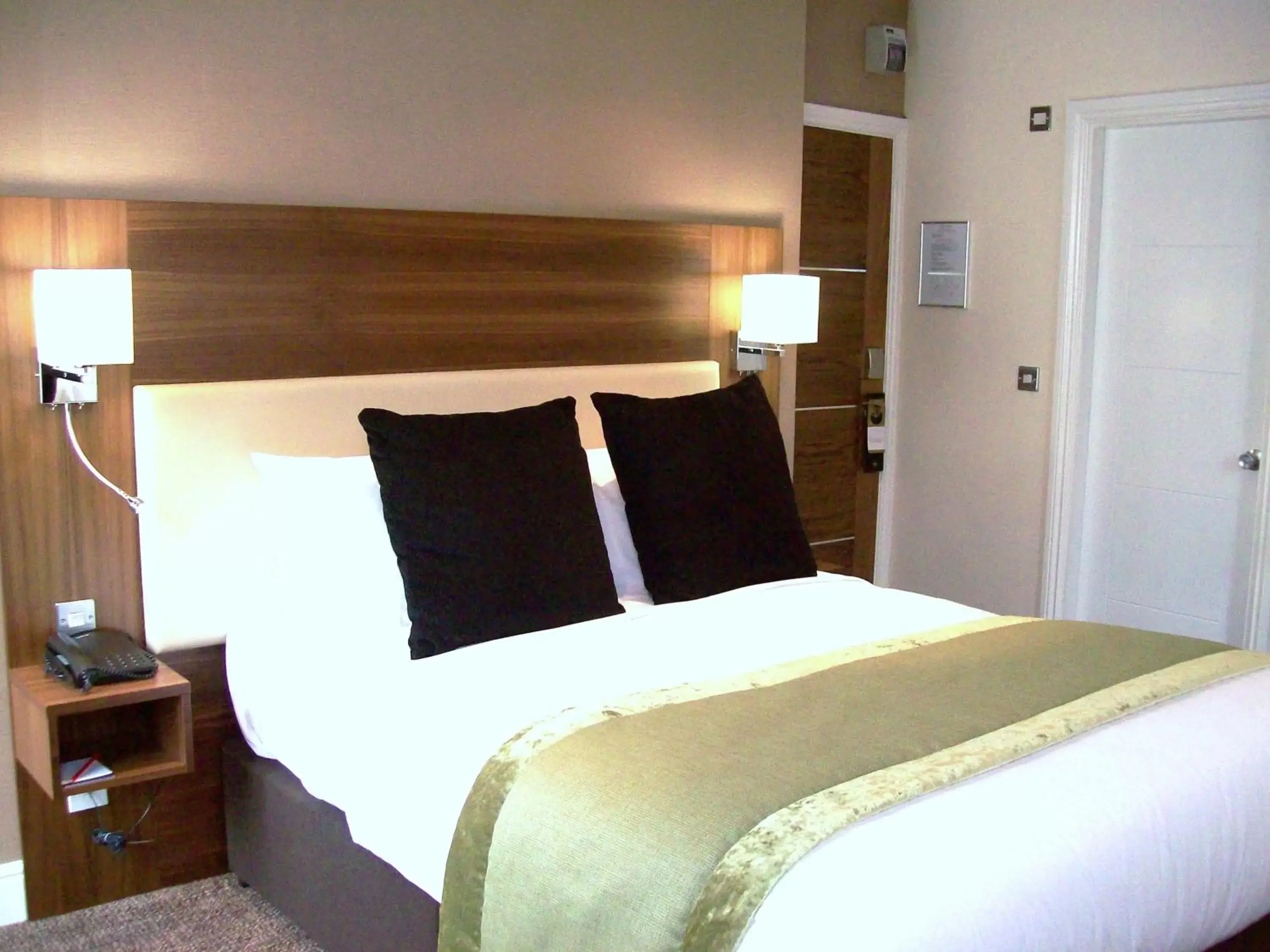 Bed in Mercure London Bloomsbury Hotel
