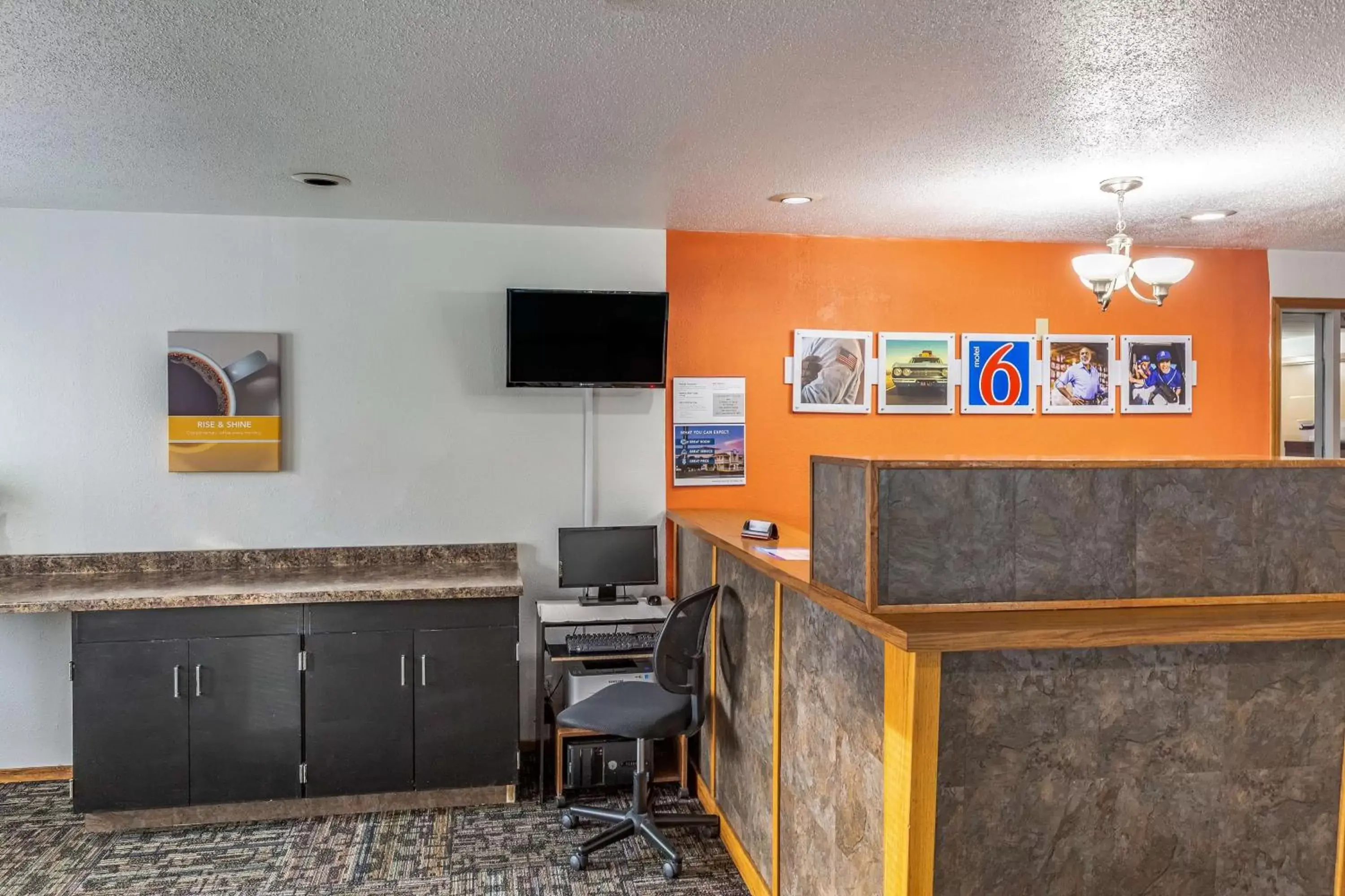Communal lounge/ TV room, Lobby/Reception in Motel 6-Fond Du Lac, WI