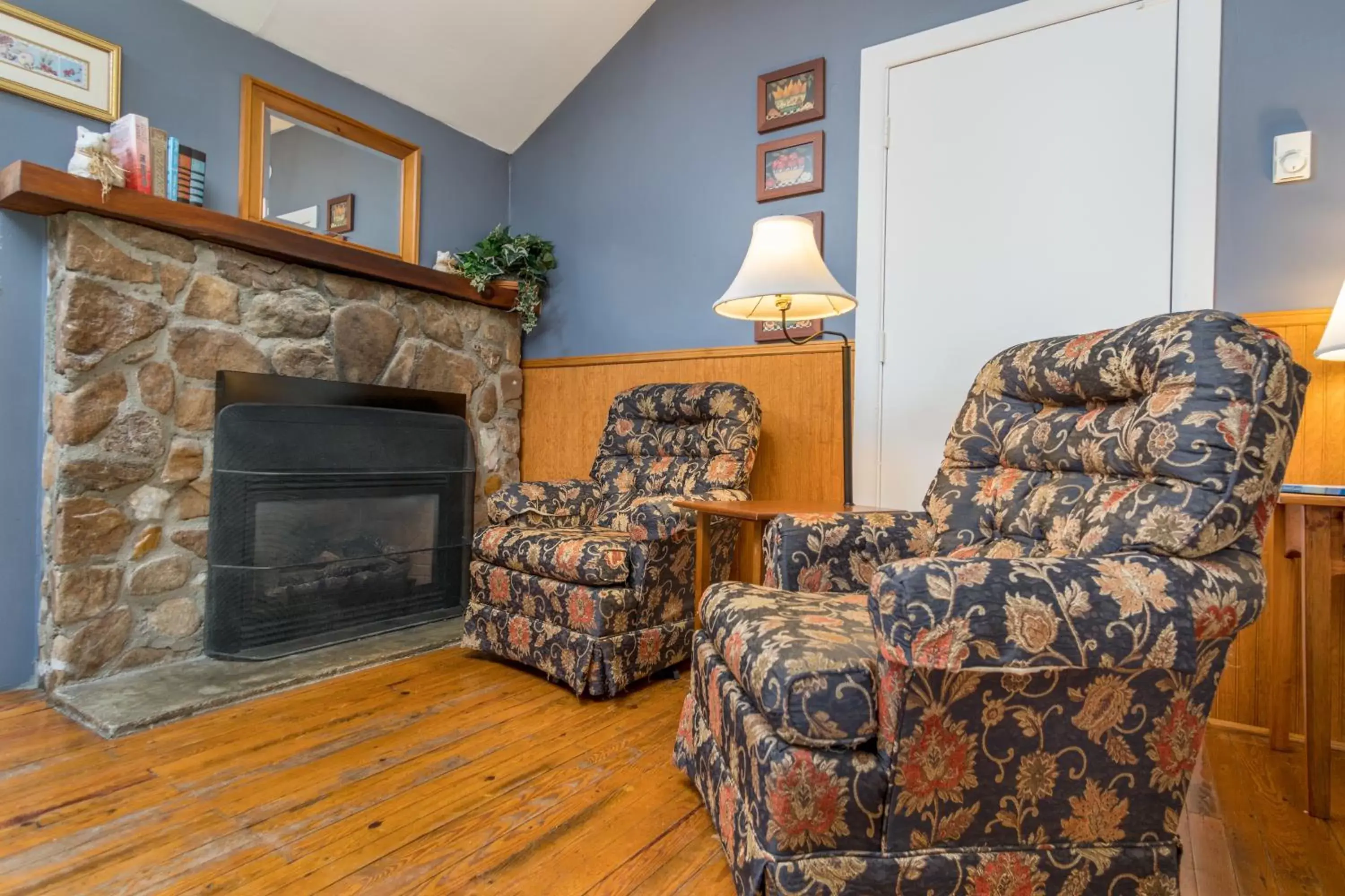 Seating Area in Highland Lake Inn & Resort - Flat Rock