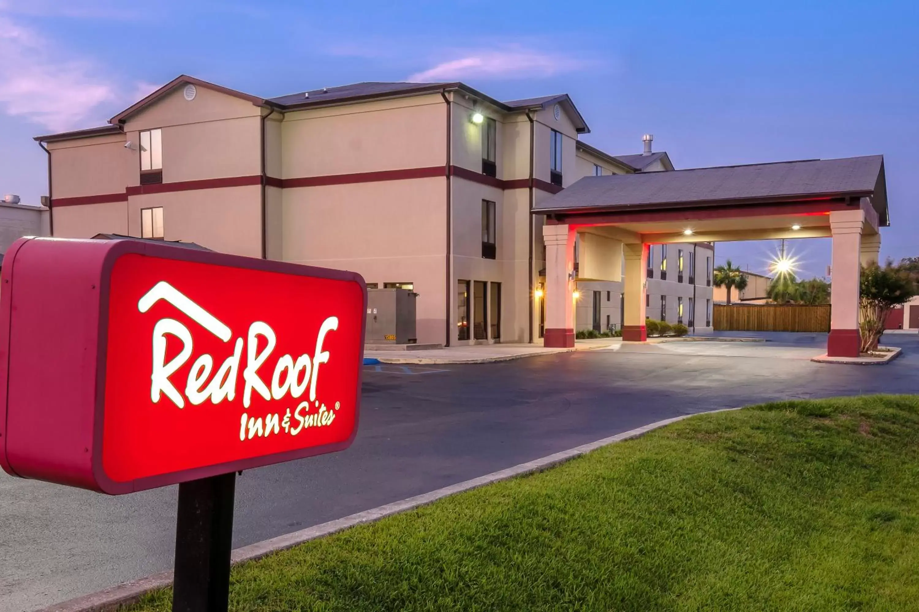 Property Building in Red Roof Inn & Suites Mobile SW - I-10