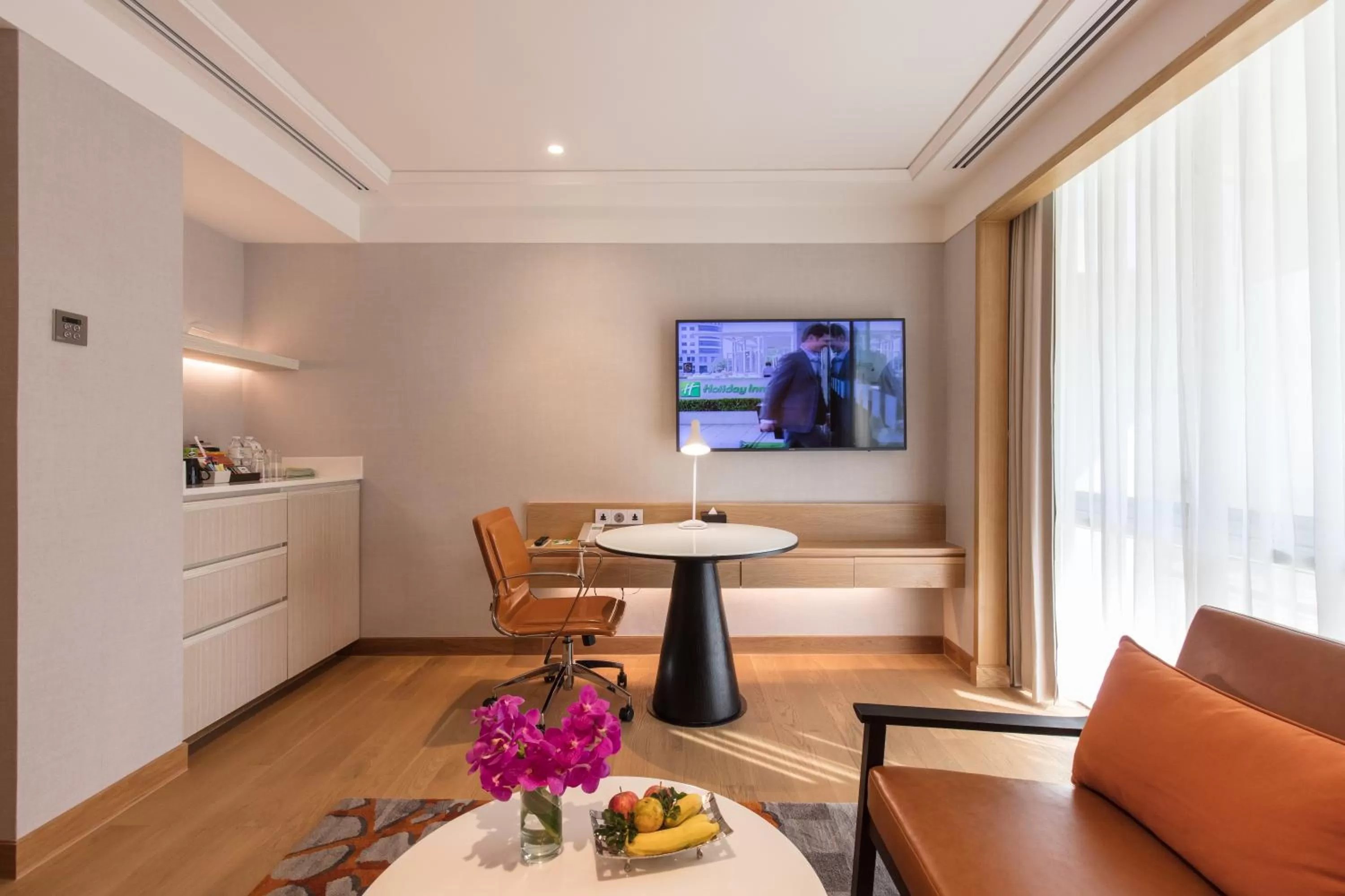 Living room in Holiday Inn Bangkok by IHG