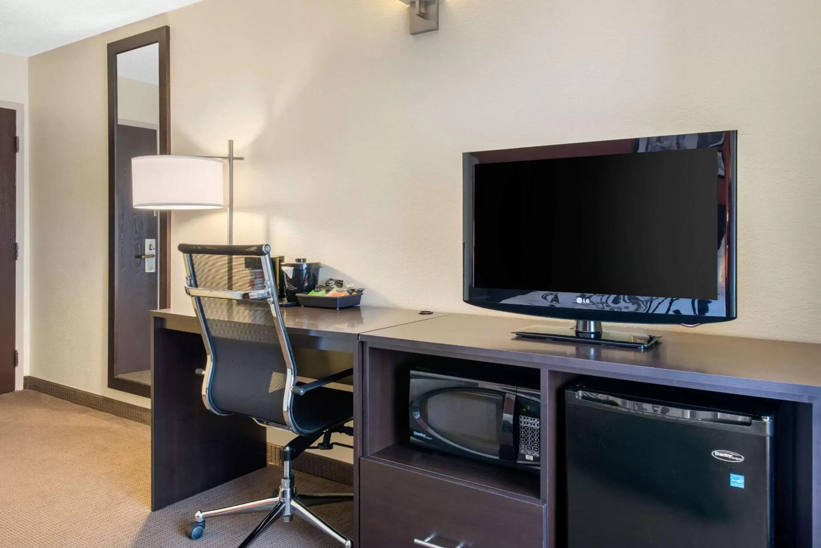 Photo of the whole room, TV/Entertainment Center in Sleep Inn Sarasota North