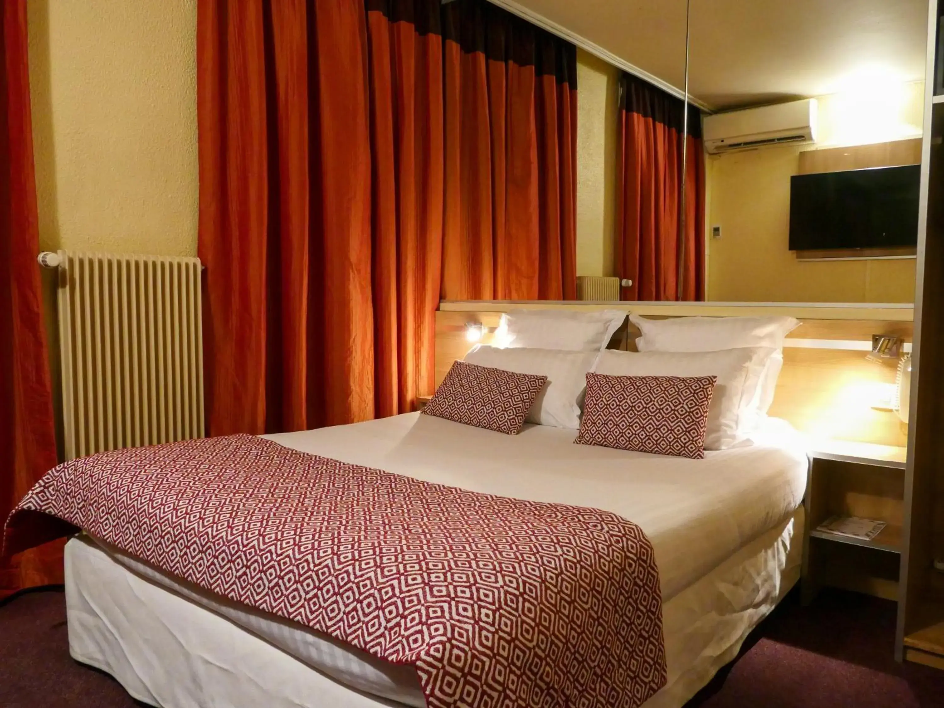 Night, Bed in Hôtel de France Quartier Latin