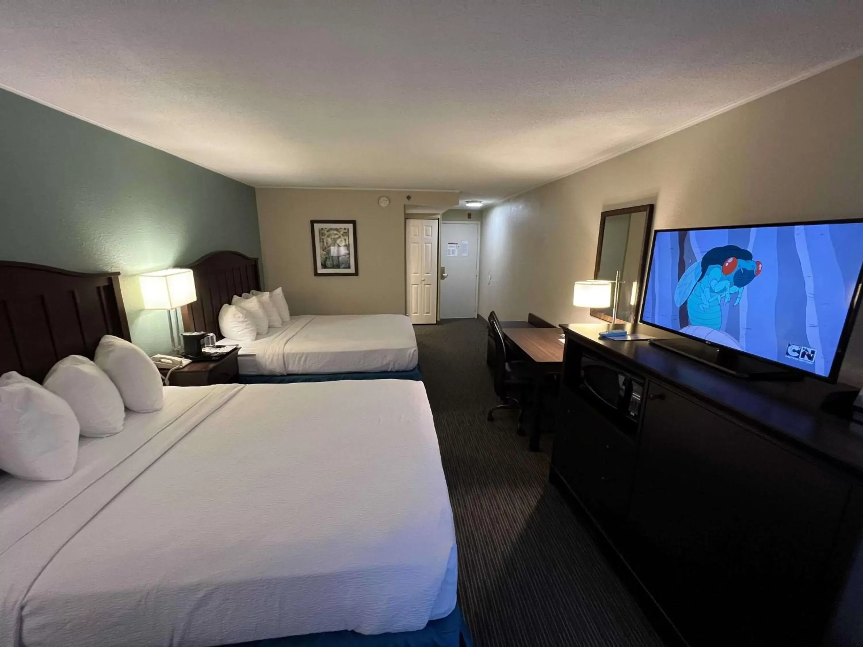 Photo of the whole room, TV/Entertainment Center in Best Western Williamsburg Historic District