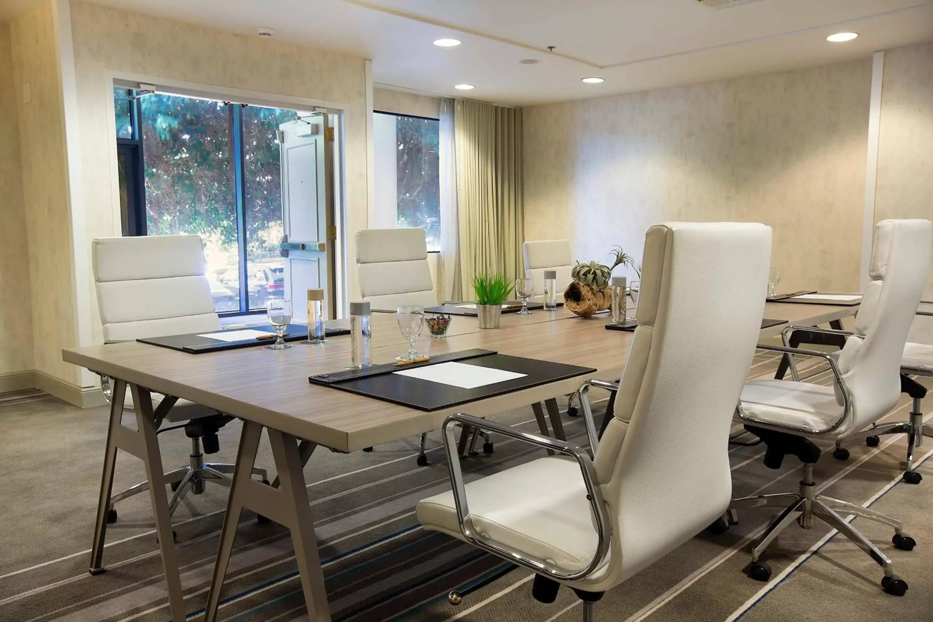 Meeting/conference room in Westdrift Manhattan Beach, Autograph Collection