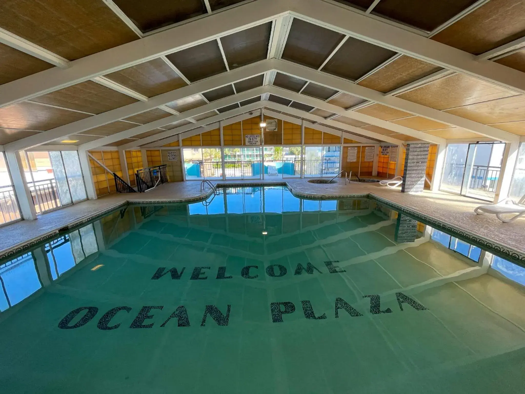 Swimming pool in Ocean Plaza Motel Swimming pool in Ocean Plaza Motel