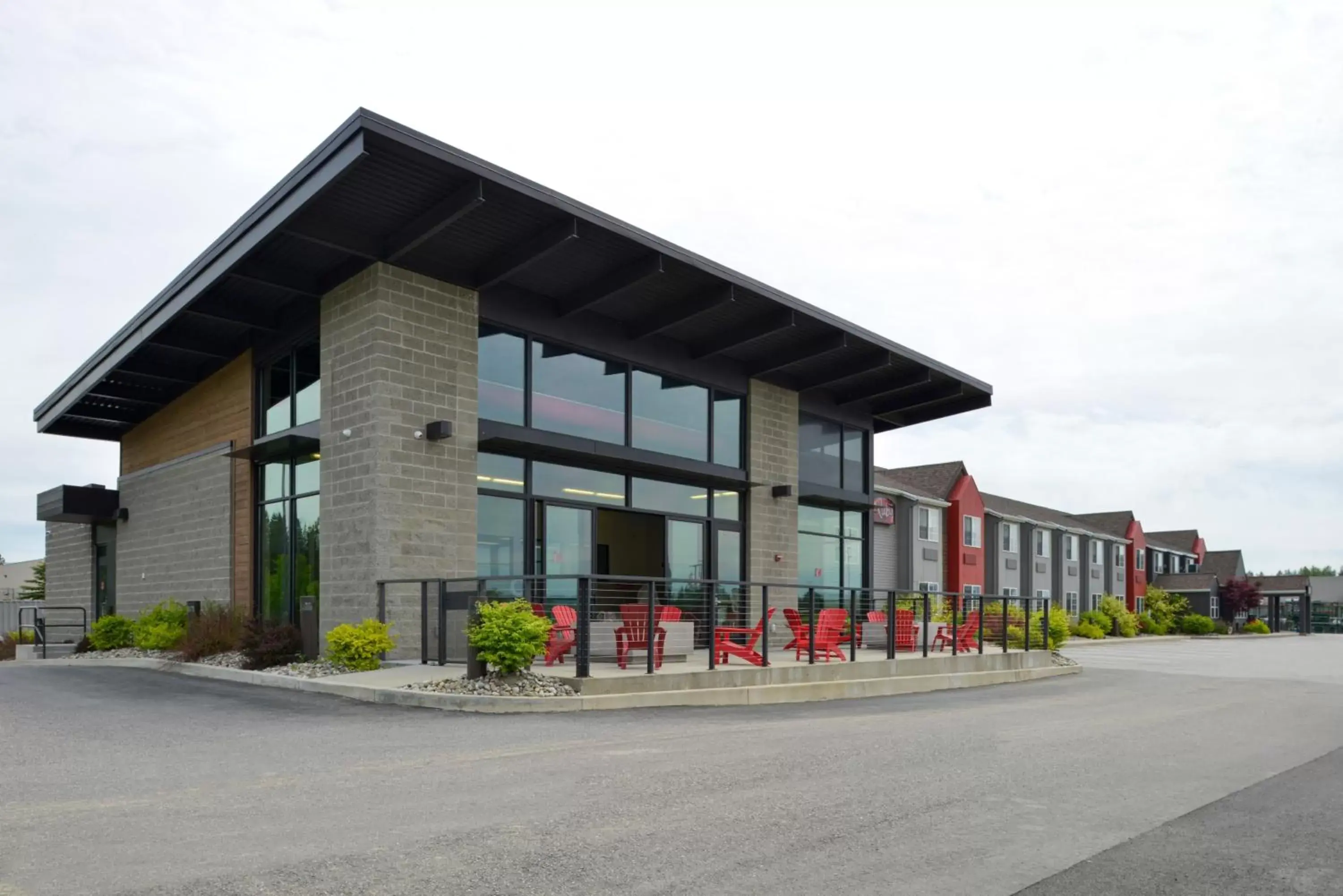 Patio, Property Building in Hotel Ruby Sandpoint